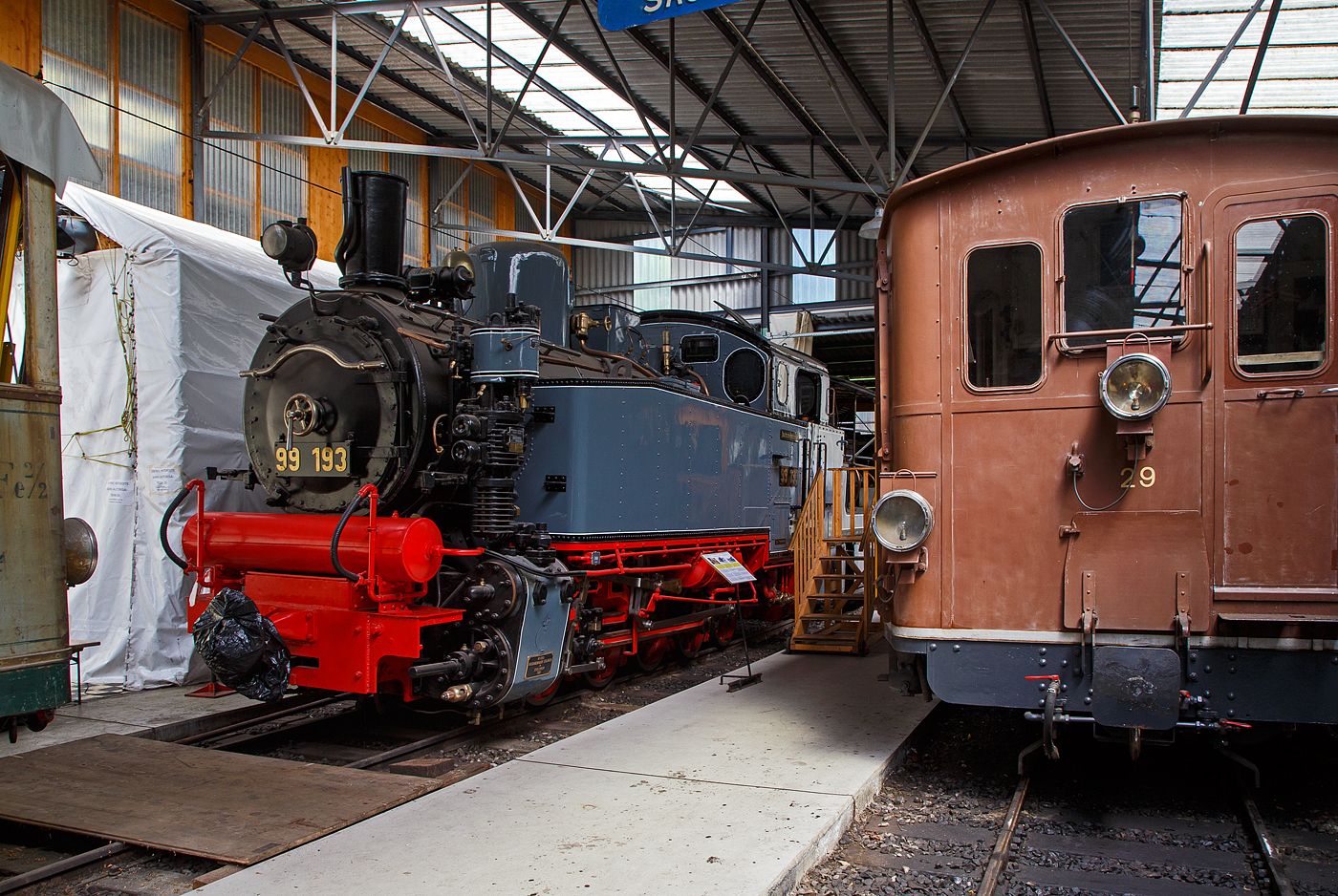 Die G 5/5 99 193 (ex DR 99 193, ex DB 99 193) der Museumsbahn Blonay–Chamby am 27.05.2023 im Museum Chaulin.

Die Baureihe 99.19 bezeichnet eine fünfachsige meterspurige Lokomotivbaureihe (Gattung K 55.9) der Deutschen Reichsbahn. Die Konstruktion basierte im Wesentlichen auf der Baureihe 99.64–65/67–71 (Sächsische VI K) für 750 mm Schmalspur. Gebaut wurden die vier Lokomotiven, von der Maschinenfabrik Esslingen, für die Schmalspurbahn Nagold–Altensteig.

Anfang der 1920er Jahre erhielt die Reichsbahndirektion Stuttgart fünf fabrikneue Lokomotiven der Baureihe 99.67–71, ein fast unveränderter Nachbau der Baureihe 99.64–65 (sächsische Gattung VI K), mit 750 mm Spurweite für die Bottwartalbahn. Da sich die Fahrzeuge gut bewährten, ließ man für die Schmalspurbahn Nagold–Altensteig 1927 von der Maschinenfabrik Esslingen vier Lokomotiven mit den Fabriknummern 4181 bis 4184 bauen, die weitgehend der Baureihe 99.64–65/67–71 glichen. Sie erhielten die Betriebsnummern 99 191 bis 194 und kosteten zusammen rund 275.000 Reichsmark. Im April 1927 wurde das erste Fahrzeug von der Deutschen Reichsbahn in Dienst gestellt.

1944 mussten zwei Maschinen abgegeben werden. Die 99 191 wurde Ende Mai 1944 zur Reichsbahndirektion Erfurt umstationiert, wo sie auf der Schmalspurbahn Eisfeld–Schönbrunn eingesetzt wurde. Die 99 194 gelangte im Kriegseinsatz höchstwahrscheinlich auf den Balkan.

Die 99 192 und 99 193 waren bei Kriegsende schadhaft abgestellt und wurden bis Ende 1945/Anfang 1946 wieder aufgearbeitet. Fortan übernahmen sie alleine den Zugdienst auf der Schmalspurbahn Nagold – Altensteig. Da Ende 1949 ein Teil des Personenverkehrs auf den Bus überging, wurde fortan täglich nur noch eine Maschine gebraucht.

Ab Sommer 1956 waren beide Loks nur noch als Reserve vorhanden, nachdem von der Walhallabahn Regensburg – Wörth die Diesellok V 29 952 nach Altensteig umgesetzt worden war. Die 99 192 wurde am 15. Mai 1959 ausgemustert und diente ab jetzt als Ersatzteilspender. Die 99 193 erhielt aufgrund des gestiegenen Straßenverkehrs auf der rechten Lokseite weiß-rote Warntafeln, da die Strecke mehrere Kilometer direkt neben der Straße verlief. Am 30. November 1967 wurde die 99 193 ausgemustert, eine Aufstellung als Denkmal in Altensteig scheiterte. Seit 1969 befindet sie sich bei der Museumsbahn Blonay–Chamby in der Schweiz.

Rahmen und Fahrwerk
Der genietete Blechinnenrahmen war 18 mm stark, innerhalb der Rahmenwangen befand sich ein Rahmenwasserkasten mit circa 0,66 m³ Fassungsvermögen.

Für die engen Bogenradien waren nach dem Gölsdorfprinzip der erste und fünfte Radsatz um 30 mm sowie der dritte um 20 mm seitenverschiebbar. Zusätzlich hatte die dritte Achse um zehn Millimeter geschwächte Spurkränze. Für eine bessere Führung waren die erste und letzte Achse mit Rückstellvorrichtungen ausgestattet.

Neben der obligatorischen Wurfhebelbremse als Handbremse stand die Westinghouse-Bremse zur Verfügung. Der dafür notwendige Luftbehälter wurde quer auf der vorderen Pufferbohle eingeordnet. Die 99 193 erhielt für ihren Museumsbahneinsatz zudem eine Saugluftbremse. Als Kupplung diente eine einfache Trichterkupplung mit Federung. Die 99 193 erhielt für den Betrieb bei der Museumsbahn Blonay–Chamby Mittelpuffer mit darunterliegender Schraubenkupplung nach französischen Normen.

TECHNISCHE DATEN:
Nummerierung: 99 191–194
Anzahl: 4
Hersteller: Maschinenfabrik Esslingen
Baujahre: 1927
Bauart: E h2t
Gattung: K 55.9
Spurweite: 1.000 mm (Meterspur)
Länge über Puffer: 8.436 mm
Höhe: 3.550 mm
Breite: 2.450 mm
Achsabstand: 4 x 930 mm = 3.720 mm
Leergewicht: 33,6 t
Dienstgewicht: 43,5 t
Radsatzfahrmasse: 8,7 t
Höchstgeschwindigkeit: 30 km/h
Anfahrzugkraft: 76,15 kN
Treibraddurchmesser: 800 mm
Zylinderanzahl: 2
Zylinderdurchmesser: 430 mm
Kolbenhub: 400 mm
Kessellänge: 3.235 mm
Kesselüberdruck: 14 bar
Anzahl der Heizrohre: 79
Anzahl der Rauchrohre: 18
Wasservorrat: 4,66 m³
Brennstoffvorrat: 2 t Kohle