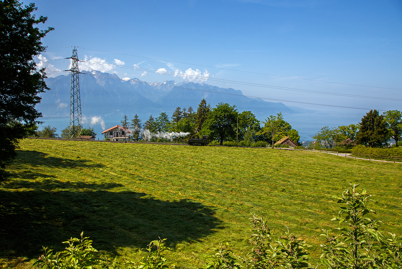 Die haben mich vergessen, da muss ich noch schnell hinterher....
Pfingsten 2023 (Samstag 27 bis 29 Mai 2023) fand bei der Museumsbahn Blonay–Chamby das Schweizer Dampffestival 2023 / Festival suisse de la Vapeur 2023 statt, das Highlight am Samstag war die Dreifach-Dampflok-Traktion. Darunter war auch die kleine G 3/3 LEB N° 5  Bercher , die hier am 27.05.2023 von Chaulin alleine nach Blonay hinab fährt.
