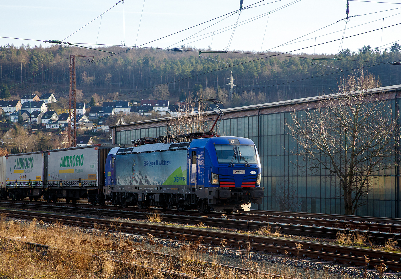 Die HUPAC bzw. BLS Cargo 495 - 193 495 (91 80 6193 495-9 D-BLSC) fährt am 20 Februar 2021 mit einem KLV-Zug, auf der Siegstrecke durch Siegen (Kaan-Marienborn) in Richtung Siegen, da es ein KLV-Zug ist geht dieser Zug über die Siegstrecke in Richtung Köln.

Die Siemens Vectron MS wurde 2018 von Siemens Mobilitiy in München-Allach unter der Fabriknummer 22386 gebaut und an die HUPAC SA. (Chiasso) geliefert. Die Lok wurde durch/über die BLS Cargo in Deutschland eingestellt. Sie hat die Zulassungen für Deutschland, Österreich, Schweiz, Italien und die Niederlande (D, A, CH, I, NL). Die Vectron MS hat eine Leistung von 6,4 MW und eine Höchstgeschwindigkeit von 160 km/h.