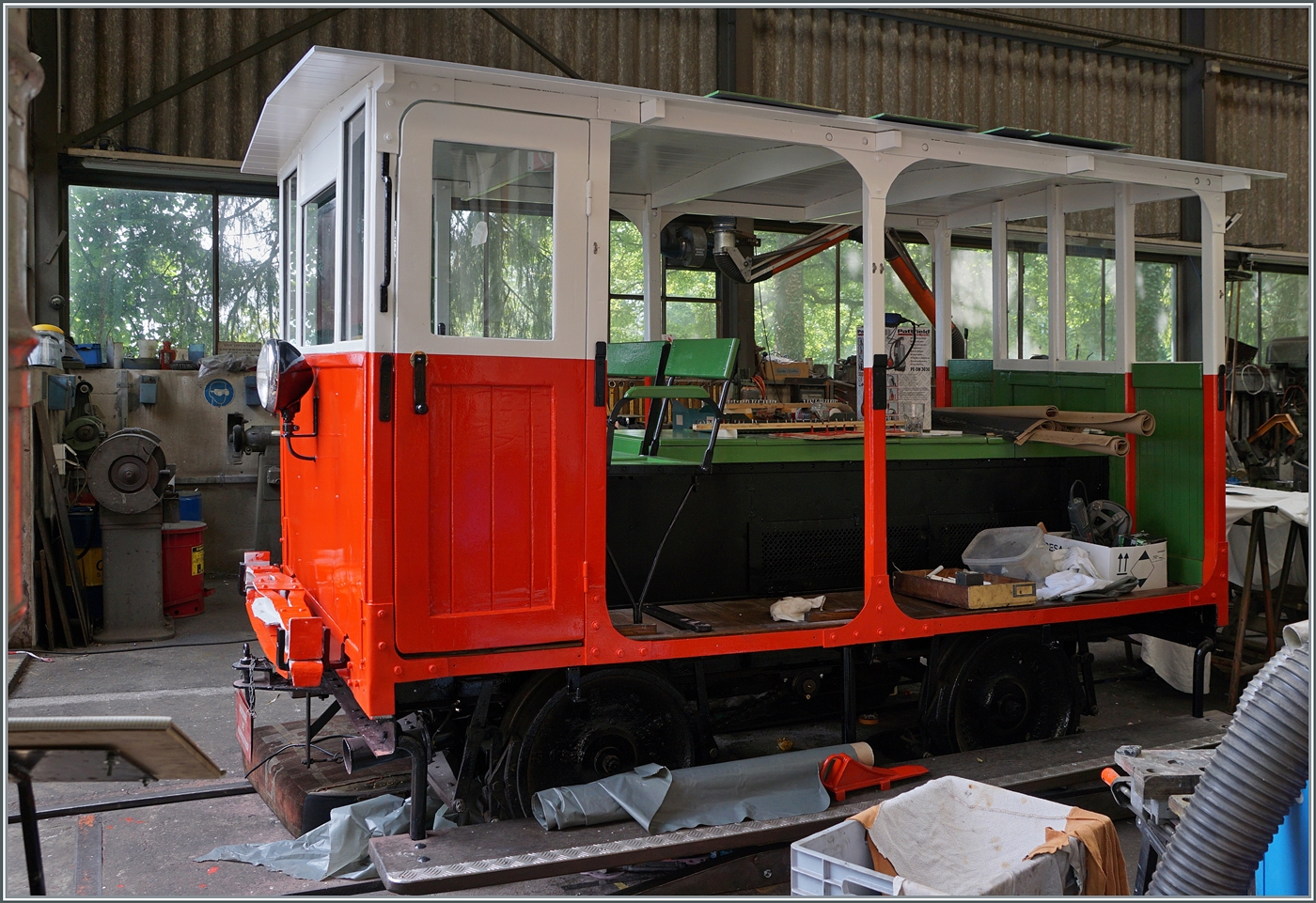 Die kleine Draisine der RB (Reseau Breton) Dm 2/2 N° 3  Biniou  der Blonay-Chamby Bahn wird in Chaulin aufgearbeitet. 

4. August 2024 