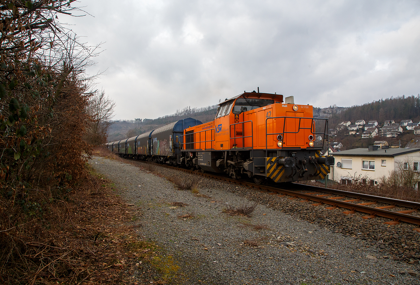 Die KSW 42 (92 80 1277 902-3 D-KSW), eine Vossloh MaK G 1700 BB der KSW (Kreisbahn Siegen-Wittgenstein), f�hrt am 10.02.2023, mit einem �bergabe-G�terzug, von Herdorf �ber Hellertalbahn, via Haiger nach Dillenburg.

Eigentlich w�rde sie via Betzdorf nach Kreuztal fahren, aber der Abschnitt Herdorf – Betzdorf bleibt, nach dem Felssturz am 23.12.2022 in Herdorf bis voraussichtlich zum kleinen Fahrplanwechsel am 09. Juni 2023 gesperrt.

Nochmals einen lieben Gru� an den netten Lokf�hrer zur�ck.
