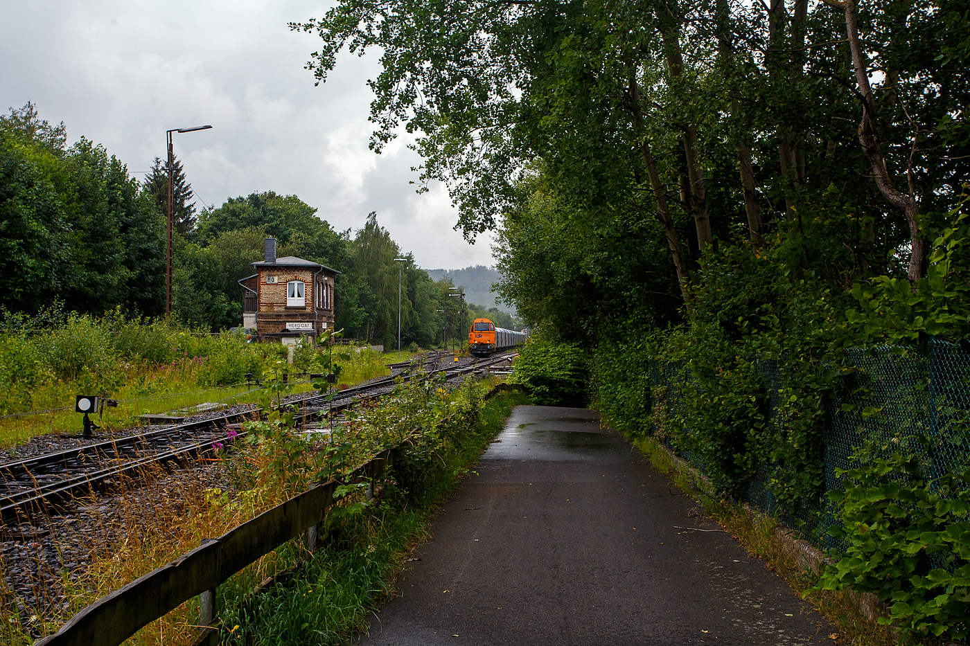 Die KSW 43 (92 80 1273 018-2 D-KSW), die asymmetrische Vossloh G 2000 BB der KSW (Kreisbahn Siegen-Wittgenstein) hat am 03 Juli 2024, mit einem beladen Coilzug (16 Stück VTG Coilwagen der Gattung Shimmns-ttu, VTG Bez. F46.520D) vom Hafen Duisburg kommend, nun den Bahnhof Herdorf erreicht.  

Auch wenn ihr hier Hp 0 gezeigt wird, zeigt davor das Signal Sh 1 – „Fahrverbot aufgehoben“ und sie kann so vom Bahnhof auf den Rbf der KSW (Betriebsstätte FGE -Freien Grunder Eisenbahn) fahren, wo für die Weiterfahrt auf den Pfannenberg (in Neunkirchen-Salchendorf), die KSW 47 (92 80 1271 027-5 D-KSW), eine Vossloh G 1000 BB, schon wartet.
