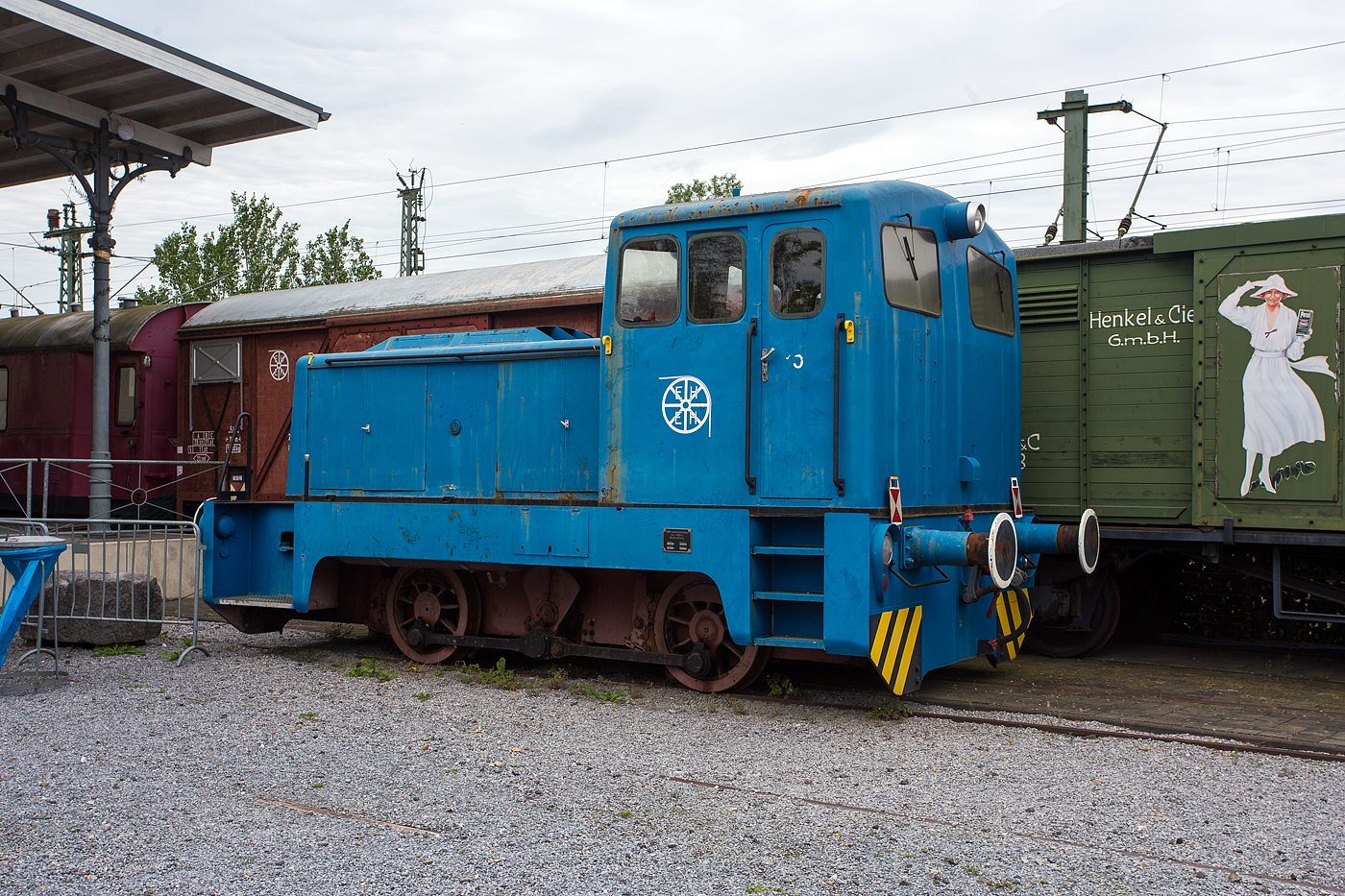 Die normalspurige LKM Industrie-Diesellok vom Typ LKM V10B vom Eisenbahn- und Heimatmuseum Erkrath-Hochdahl e.V. am 26 Mai 2024 beim Lokschuppen Hochdahl.

Die Lok wurde 161 bei VEB Lokomotivbau Karl Marx Babelsberg (LKM) unter der Fabriknummer  252 205 gebaut und an den VEB Metallurgiehandel, BT Karl-Marx-Stadt (seit 1990 wieder Chemnitz) ausgeliefert. Nach der Wende kam sie zur Thyssen Schulte GmbH in Chemnitz-Süd und ging 1996 an den Thyssen Schulte Rohrhandel GmbH in Düsseldorf-Lierenfeld. Über den Händler Mainische Feldbahnen in Schwerte ging sie im Mai 2000 an das EHEH - Eisenbahn- und Heimatmuseum Erkrath-Hochdahl e. V. .

Die LKM (VEB Lokomotivbau Karl Marx Babelsberg) ging übrigens aus dem Werk der MBA - Maschinenbau und Bahnbedarf Aktiengesellschaft, vormals Orenstein & Koppel, Berlin hervor.  

Die Neubaulok V10B aus dem zweiten Dieselloktypenprogramm war das Nachfolgemodell der N4 aus dem ersten LKM-Dieselloktypenprogramm und wurde von LKM bereits 1956 entwickelt. Als im Jahre 1958 noch die letzten N4 gefertigt wurden, rollten auch schon die ersten V10B aus den Babelsberger Werkshallen. Technisch wiesen die Normalspur-V10B große Gemeinsamkeiten mit den Schmalspur-V10C auf, allerdings hatten sie eine Treibachse weniger. 
Das Fabriknummernpräfix lautete  252 . Geliefert wurden die Lokomotiven nach Jugoslawien, Ungarn und Rumänien, aber auch nach China, Ägypten und Syrien. Außerdem waren sie bei vielen Industriebetrieben der DDR im Einsatz. Die Deutsche Reichsbahn erhielt nur vereinzelte Lokomotiven. Auf Basis der V 10 B entstanden später die leistungsstärkeren Lokomotiven der Baureihe V 15.

Die Maschinen waren mit einem luftgekühlten Dieselmotor 6 KVD 14.5 SRL des VEB Dieselmotorenwerkes Schönebeck mit 102 PS Leistung ausgestattet. Zur Kraftübertragung wurde zwischen den Achsen ein mechanisches Viergang-Zahnradgetriebe mit Wendegetriebe eingebaut, dessen Abtrieb als Blindwelle ausgeführt ist und die Kraft mittels Kuppelstangen auf die Achsen überträgt. Die Maschinen waren für den Dienst auf Anschlußbahnen vorgesehen und sind auch heute noch teilweise in diesem Einsatzgebiet anzutreffen.

TECHNISCHE DATEN:
Baujahre  1958 - 1976
gebaute Stückzahl  ca. 590
Spurweite:  1.435 mm
Achsfolge: B
Länge über Puffer:  6.940 mm
Achsabstand:  2.500 mm
größte Breite:  3.000 mm
größte Höhe über Schienenoberkante:  3.585 mm
Raddurchmesser neu:  900 mm
kleinster befahrbarer Gleisbogen:  40 m
Dienstgewicht:  18 t
Achslast:  9 t    
Motor: luftgekühlter 6 Zylinder / 4-Takt Dieselmotor vom Typ 6 KVD 14.5 SRL
Motorenhersteller:  VEB Dieselmotorenwerk Schönebeck
Leistung: 102 PS (75 kW)
Motordrehzahl: 1.500 U/min
Höchstgeschwindigkeit:  30 km/h
Leistungsübertragung: Von Blindwelle über Kuppelstangen auf die Räder
Betriebsvorräte:
Kraftstoff: 220 l
Motorenöl: 15 l
Getriebeöl: 40 l
Sand: 120 kg
