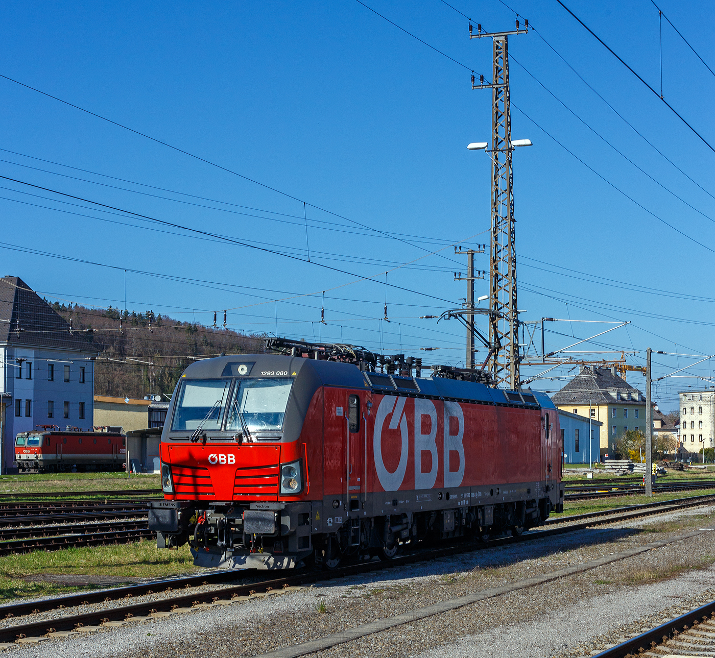 Die ÖBB 1293 080-8 (91 81 1293 080-8 A-ÖBB) eine Siemens Vectron MS (der ÖBB-Produktion GmbH, rangiert solo am 03.April 2025 beim Bahnhof/Rbf Attnang-Puchheim. Direkt neben dem Personenbahnhof befindet ich ein Rangierbahnhof sowie ein BW. Hinten beim Lokschuppen befindet sie noch die 1144 046 (A-ÖBB 91 81 1144 046-0)

Die SIEMENS Vectron MS / X4E wurde 2020 von Siemens in München-Allach unter der Fabriknummer 22782 und an die ÖBB - Österreichische Bundesbahnen (ÖBB-Produktion GmbH) geliefert. Sie ist in der Variante A35-1a (Länderpaket) ausgeführt und hat so die Zulassungen für A, D, I, SLO, CZ, SK, H, PL und HR. Von der Variante A35 hat die ÖBB insgesamt 123 Loks (1293 001-123).
