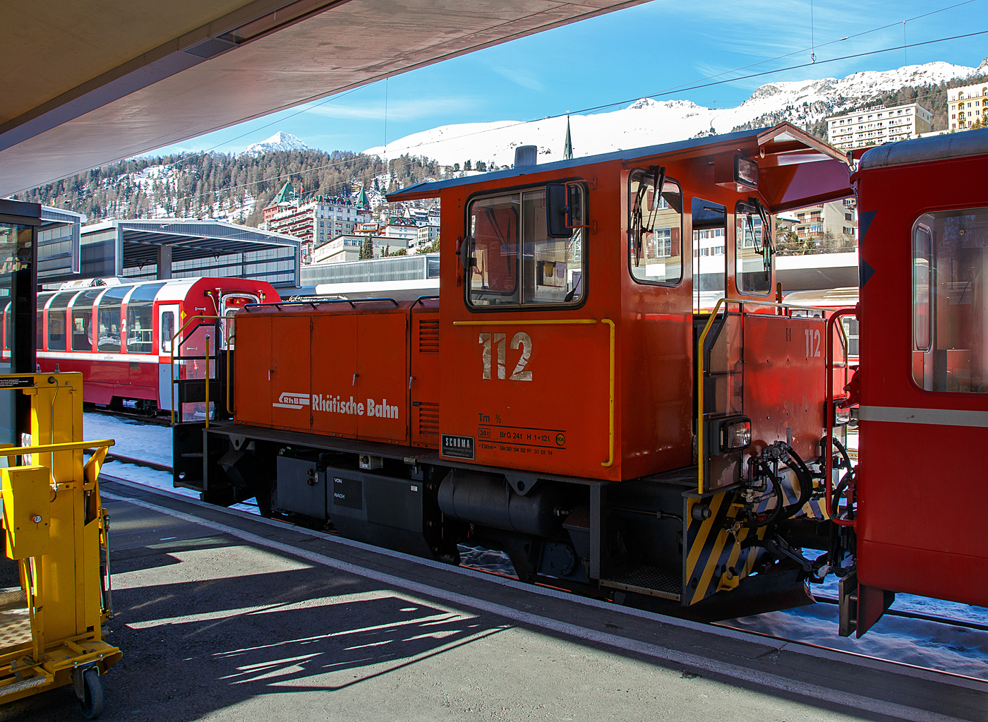 Die RhB Tm 2/2 112 (eine Sch�ma CFL 250 DCL ) am 20 Februar 2017 im Bahnhof  St. Moritz, bei der Arbeit.

Die Lok wurde 2001 von Sch�ma (Christoph Sch�ttler Maschinenfabrik GmbH) in Diepholz unter der Fabriknummer 5667 gebaut und an die RhB geliefert.