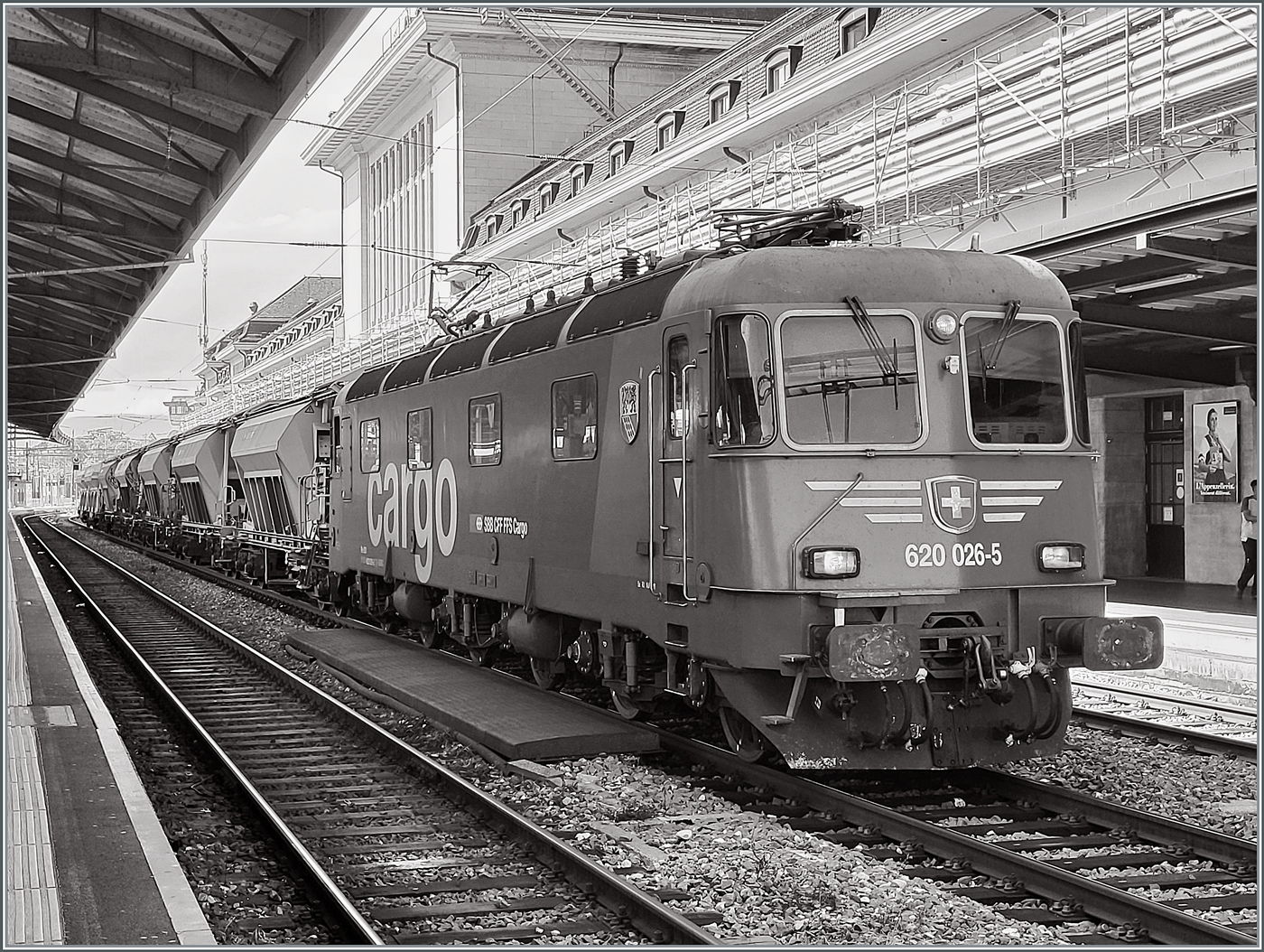 Die SBB Re 6/6 11626 (Re 620 026-5) Zollikofen mit  Schnauz  wartet in Lausanne mit einem Dienst Güterzug auf die Weiterfahrt in Richtung Palézieux. 
(Zur Zeit nur in  Handy Qualität  verfügbar)

14. Aug. 2024