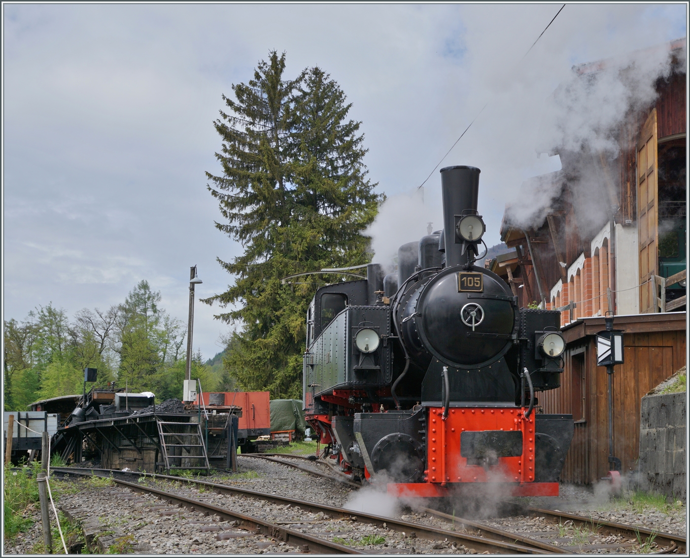 Die SEG G 2x 2/2 105 der Blonay-Chamby Bahn hat ihre Vorräte ergänzt und dampft nun wieder in den Museumsbahnhof von Chaulin zurück.

4. Mai 2024