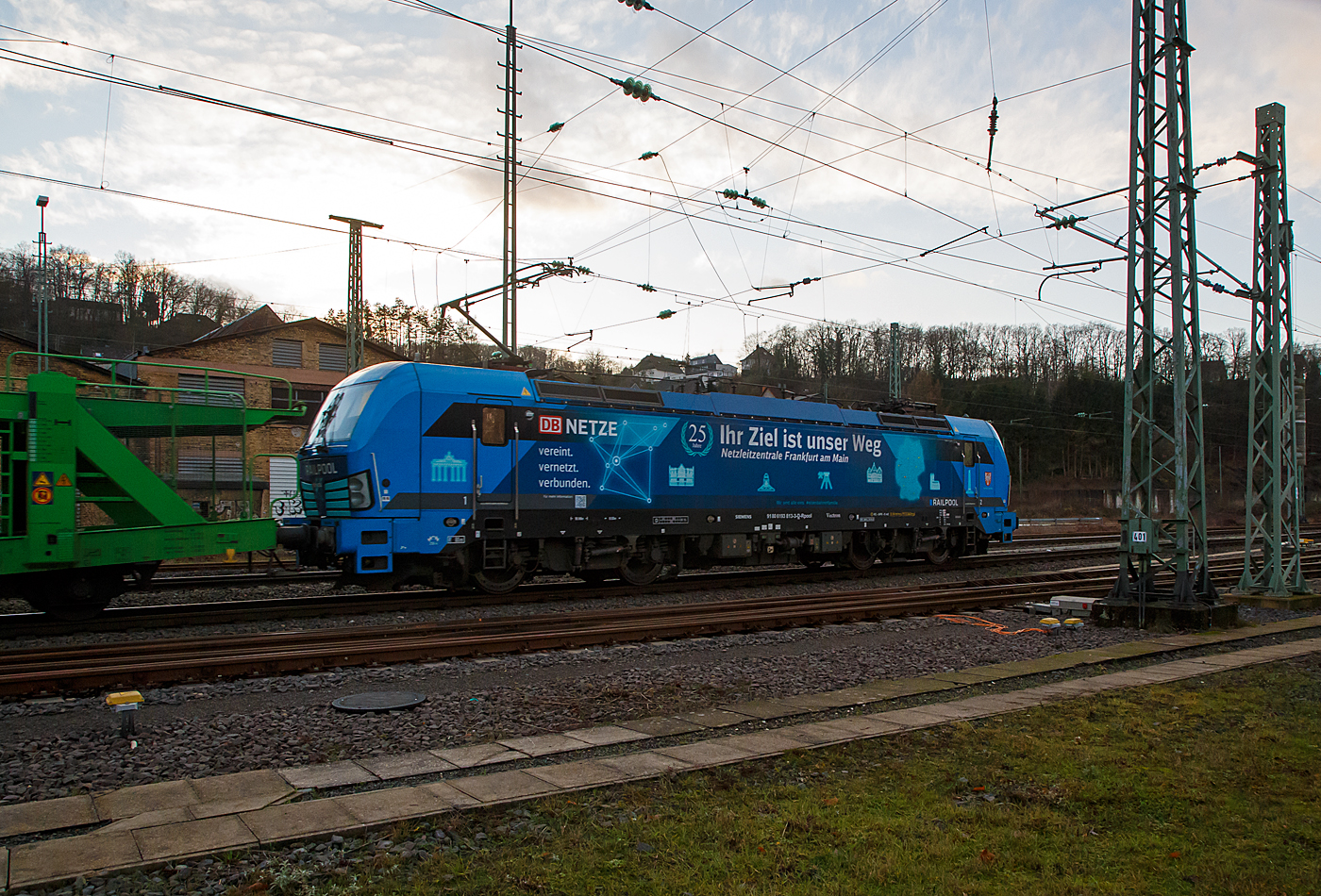 Die Siemens Vectron AC - 193 813-3 „Frankfurt am Main“ (91 80 6193 813-3 D-Rpool) der Railpool GmbH (M�nchen), seit 2022 mit Ganzreklame der DB Netze „Ihr Ziel ist unser Weg“ f�hrt am 11.01.2022, mit einem langen leeren Autotransportzug der H�DLMAYR AG, durch Betzdorf (Sieg) in Richtung K�ln.

Die Siemens Vectron AC wurde 2014 von Siemens Mobility GmbH in M�nchen-Allach unter der Fabriknummer 21903 gebaut und an die Railpool GmbH in M�nchen geliefert. Diese Vectron Lokomotive ist als AC – Lokomotive (Wechselstrom-Variante) mit 6.400 kW konzipiert und zugelassen f�r Deutschland, �sterreich, Ungarn und Rum�nien, sie hat eine H�chstgeschwindigkeit von 200 km/h.
