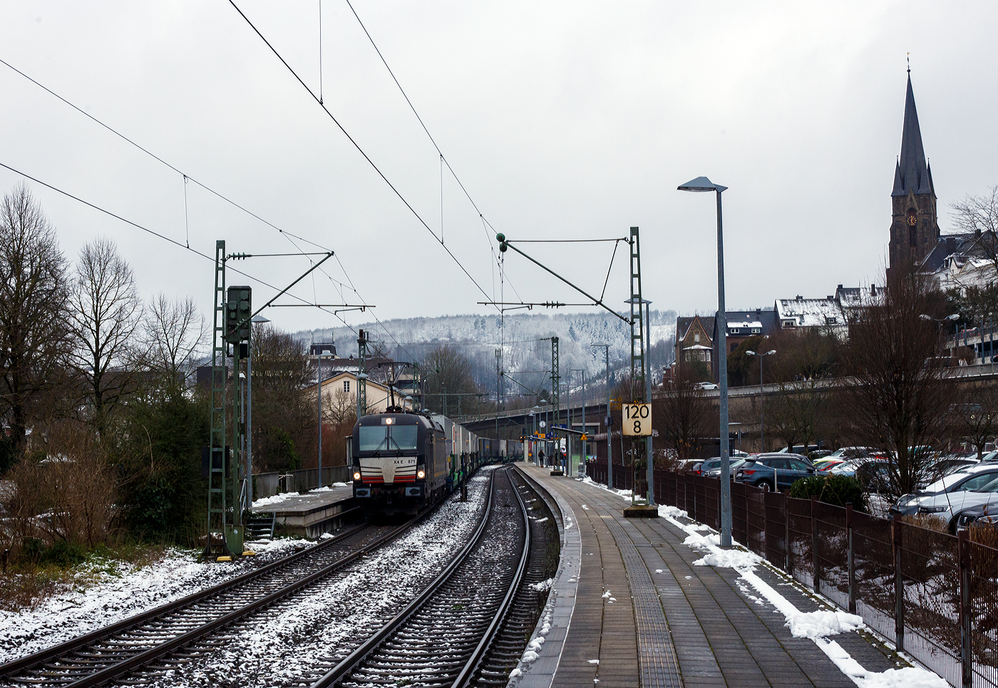 Die Siemens Vectron AC - X4 E - 871 bzw. 193 871-1 (91 80 6193 871-1 D-DISPO) der Beacon Rail Capital Europe GmbH (M�nchen) f�hrt am 10 Januar 2025 mit dem HELROM Trailer Zug Wien – D�sseldorf (einem KLV-Zug), durch den Bahnhof Kirchen (Sieg) in Richtung K�ln.