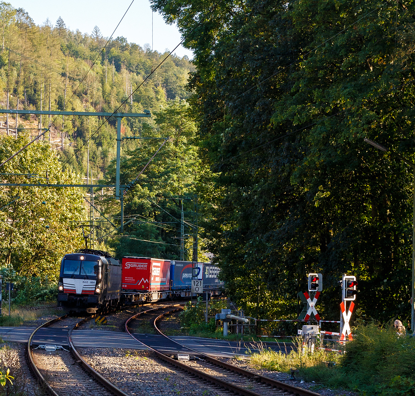 Die SIEMENS Vectron MS X4E – 664 / 193 664-0 (91 80 6193 664-0 D-DISPO) der BRCE - Beacon Rail Capital Europe (München) fährt am 17 September 2024 mit einem KLV-Zug durch den Bahnhof Kirchen (Sieg) in Richtung Siegen. Nochmals einen lieben Gruß an den freundlichen Lokführer zurück.

Die Multisystemlokomotive Siemens Vectron MS wurde 2017 von Siemens Mobilitiy in München-Allach unter der Fabriknummer 22244 gebaut. Sie wurde in der Variante A09 (Zulassungen für D / A / I) ausgeführt. Im Jahr 2022 erfolgte bie Siemens in München-Allach der Umbau in die Variante A22 und hat so die Zulassung für Deutschland, Österreich, die Schweiz, Italien und die Niederlande (D / A / CH / I / NL). So besitzt die Variante MS A22 folgende Zugsicherungssysteme: ETCS BaseLine 3, sowie für Deutschland (PZB90 / LZB80 (CIR-ELKE I)), für Österreich (ETCS Level 1 mit Euroloop, ETCS Level 2, PZB90 / LZB80), für die Schweiz (ETCS Level 2, ZUB262ct, INTEGRA), für Italien (SCMT) und die Niederlande (ETCS Level 1, ETCS Level 2, ATB-EGvv)

Die Lok wurde an die MRCE - Mitsui Rail Capital Europe GmbH in München ausgeliefert, seit September 2023 hat die Beacon Rail Metro Finance B.V. die Mitsui Rail Capital Europe B.V. (Amsterdam) und somit auch die Mitsui Rail Capital Europe GmbH im München übernommen, so firmiert sie nun als Beacon Rail Capital Europe GmbH, München (BRCE / DISPO).