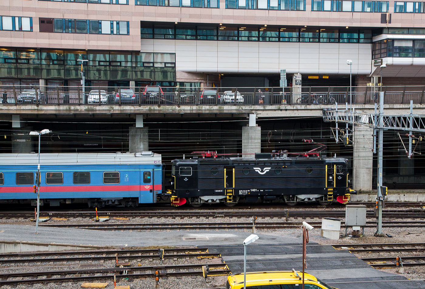 Die SJ Rc6E 1401 (S-SJ 91 74 106 1401-5) der SJ - Statens Järnvägar AB (ehemalige Schwedischen Staatsbahnen) erreichtt am 21 März 2019 mit einem Personenzug Stockholm Central (Stockholm Hbf). 

Die Lok wurde 1986 von ASEA (Allmänna Svenska Elektriska Aktiebolaget) in Västerås (Schweden) unter der Fabriknummer 1995 gebaut und an die SJ geliefert. Die sieben Lokomotiven 1395 bis 1401 wurden mit European Rail Traffic Management System (ERTMS) ausgerüstet und werden als Baureihe Rc6E geführt.

Die Bauserie Rc6 war die letzte original gebaute Serie. Die 40 Lokomotiven wurden zwischen 1985 und 1988 gebaut und erhielten die Nummer 1383 bis 1422. Wie die Rc3 waren sie ab Werk für eine Höchstgeschwindigkeit  von 160 km/h ausgelegt. Der steigende Bedarf der SJ an schnellfahrenden Lokomotiven für Reisezüge mit einer Höchstgeschwindigkeit von 160 km/h führte dazu, dass zwischen 1992 und 1995 alle Rc5-Lokomotiven in Rc6 umgebaut wurden.

Bei der Aufteilung der Statens Järnvägar in verschiedene Geschäftsbereiche zum 1. Januar 2001 kamen alle Lokomotiven zur SJ AB und werden seither im Normalfall nur im Reisezugdienst eingesetzt.
