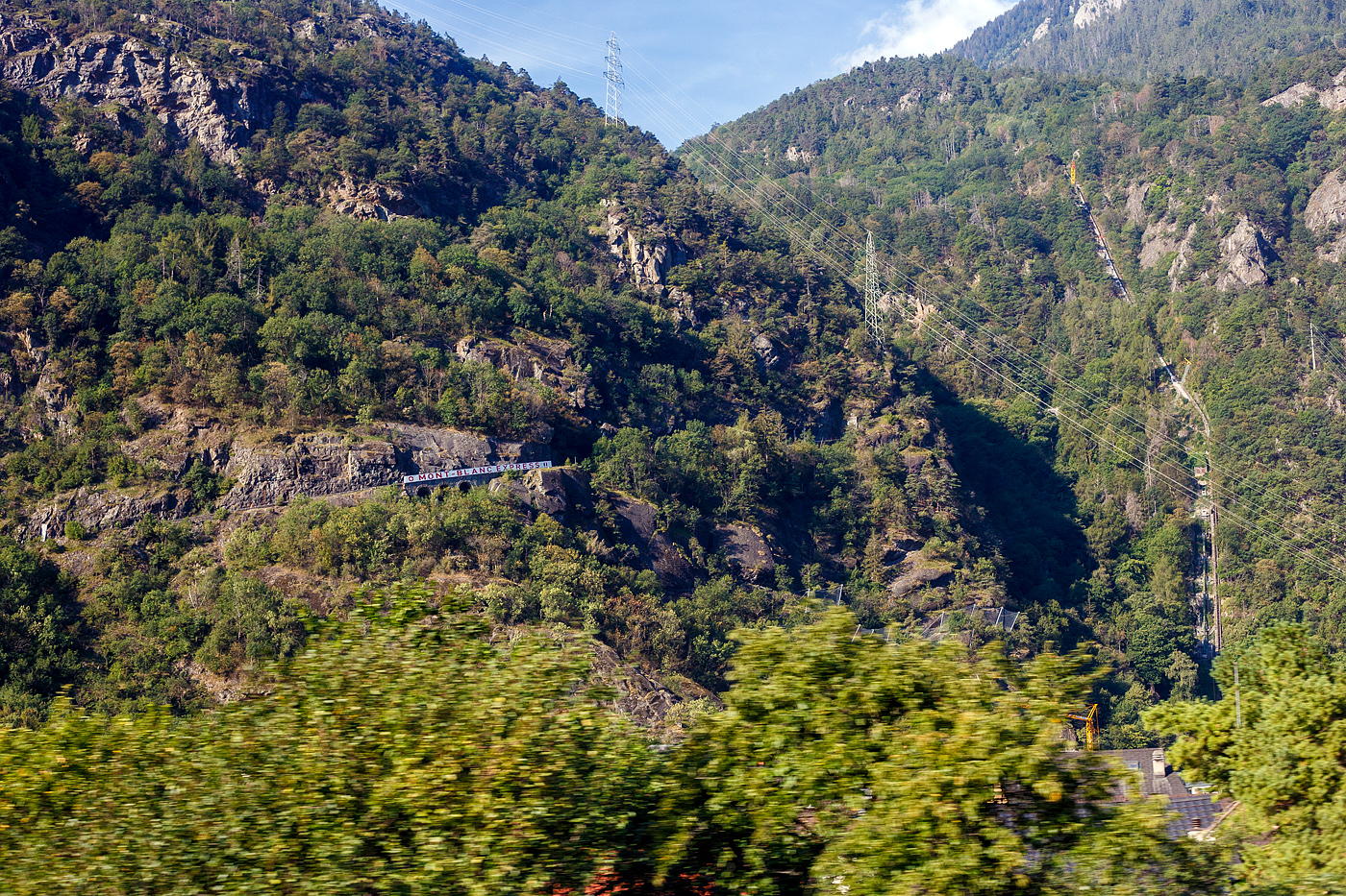 Die Strecke mit dem Mont-Blanc Express von Martigny via Vallorcine nach Chamonix hatten für unsere Reise am 07 bis 11 September 2023 auch ins Auge gefasst, aber dann wegen dem 125 Jubiläum der BVB dann doch erstmal auf ein anderes Mal verschoben.

Hier aus dem Zug (IC von Vevey nach Brig) heraus ein Blick auf die Strecke vom der Martigny-Châtelard-Bahn / Mont-Blanc Express. Die 18 km lange meterspurige Bahnstrecke mit Zahnstangenabschnitten, von Martigny zum Grenzbahnhof Le Châtelard-Frontière, wird heute von der Transports de Martigny et Régions (TMR). Die MC fusionierte 2001 mit der Martigny-Orsières-Bahn (MO) zu den Transports de Martigny et Régions (TMR).