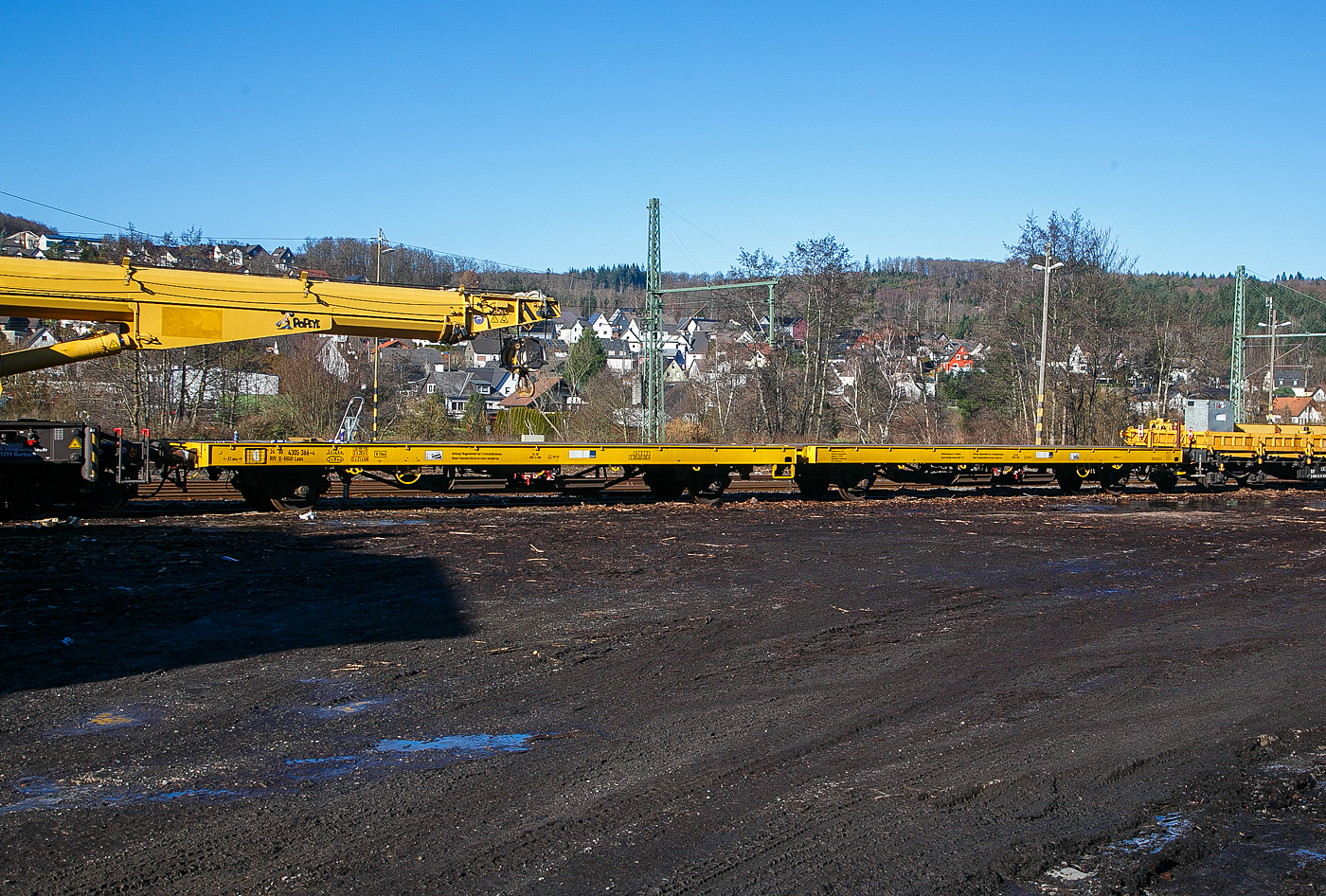 Die vierachsige Flachwageneinheit 24 80 4305 366-4 D-HGUI (ex 24 80 4305 366-5 D-TWA), der Gattung Laas, der Hering Bahnbau GmbH (Burbach) steht am 08.02.2023 beim Kleinbahnhof der WEBA in Scheuerfeld (Sieg). Der Wagen ist als Schutzwagen dem 125t - KIROW Gleisbauschienenkran KRC 810 T „Popeye“  D-HGUI 99 80 9419 010-0 zugeordnet. 

TECHNISCHE DATEN (laut Anschiften):
Spurweite: 1.435 mm
Länge über Puffer: 27.000 mm
Achsabstände: 9.000 / 2.140 / 9.000 mm (= 20.140 mm)
Ladelänge: 2 x 12.600 mm
Ladefläche: 2 x 39 m²
Höchstgeschwindigkeit: beladen 100 km/h / leer 120 km/h
Eigengewicht: 23.400 kg
Maximale Ladegewicht: 55,6 t (ab Streckenklasse C)
Kleinster bef. Gleisbogenradius: 75 m
Bremse: KE-GP (LL)
Bremssohle: IP 116
Feststellbremse: 2 x
Intern. Verwendungsfähigkeit: RIV