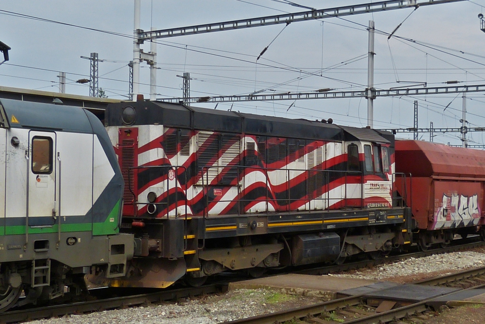 Diesellok CZ-TLSSK 92 54 2742 167-0 eingereiht in einem G�terzug hinter der Lok, aufgenommen bei der Durchfahrt des Bahnhofs Bratislava. 05.06.2023
