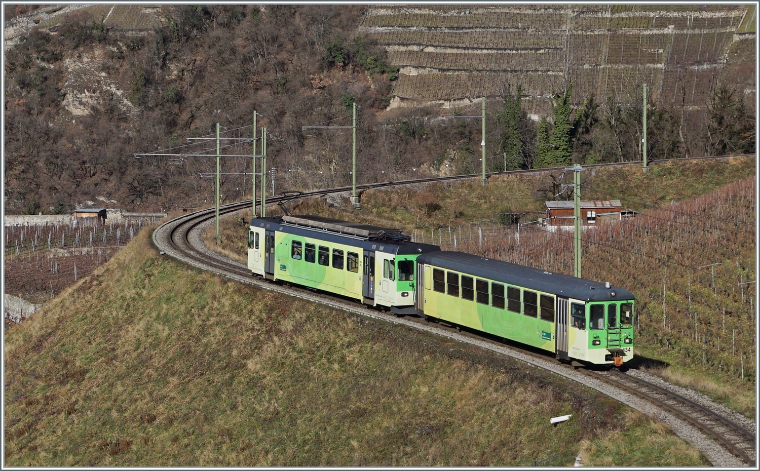 Drei Bilder vom Regionalzug R 71 435 von Les Diablerets nach Aigle mit dem schiebenden TPC ASD BDe 4/4 402 und dem Bt 434. Hier sozusagen ein Detailbild des Zuges und insbesondere des Steuerwagens: Der Steuerwagen wurde als Bt 25 bei der BLT in Betrieb genommen, kam dann als Bt 131 zur AOMC, und 2000 nachdem er bei der AOMC nie in Betrieb genommen wurde, zur ASD. Auffällig ist die belassen Stirnwandtür, die dem nun bald sechzig jährigen Bt 434 ein sehr gefälliges Aussehen verleiht.

4. Januar 2024