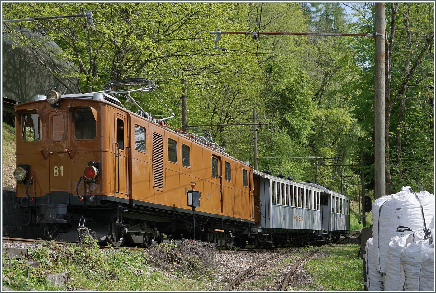 Effiziente Musemsbahn: Die Bernina Bahn Ge 4/4 81 hat die sonst für die Rückfahrt nach Blonay in Chaulin abgestellte Komposition übernommen und fährt den Extra-Zug nach Chamby. Dort bleiben die Wagen stehen und werden später von der G 2x 2/2 105 abgeholt und als Dampfzug nach Blonay in Chaulin bereitgestellt. 

5. Mai 2024