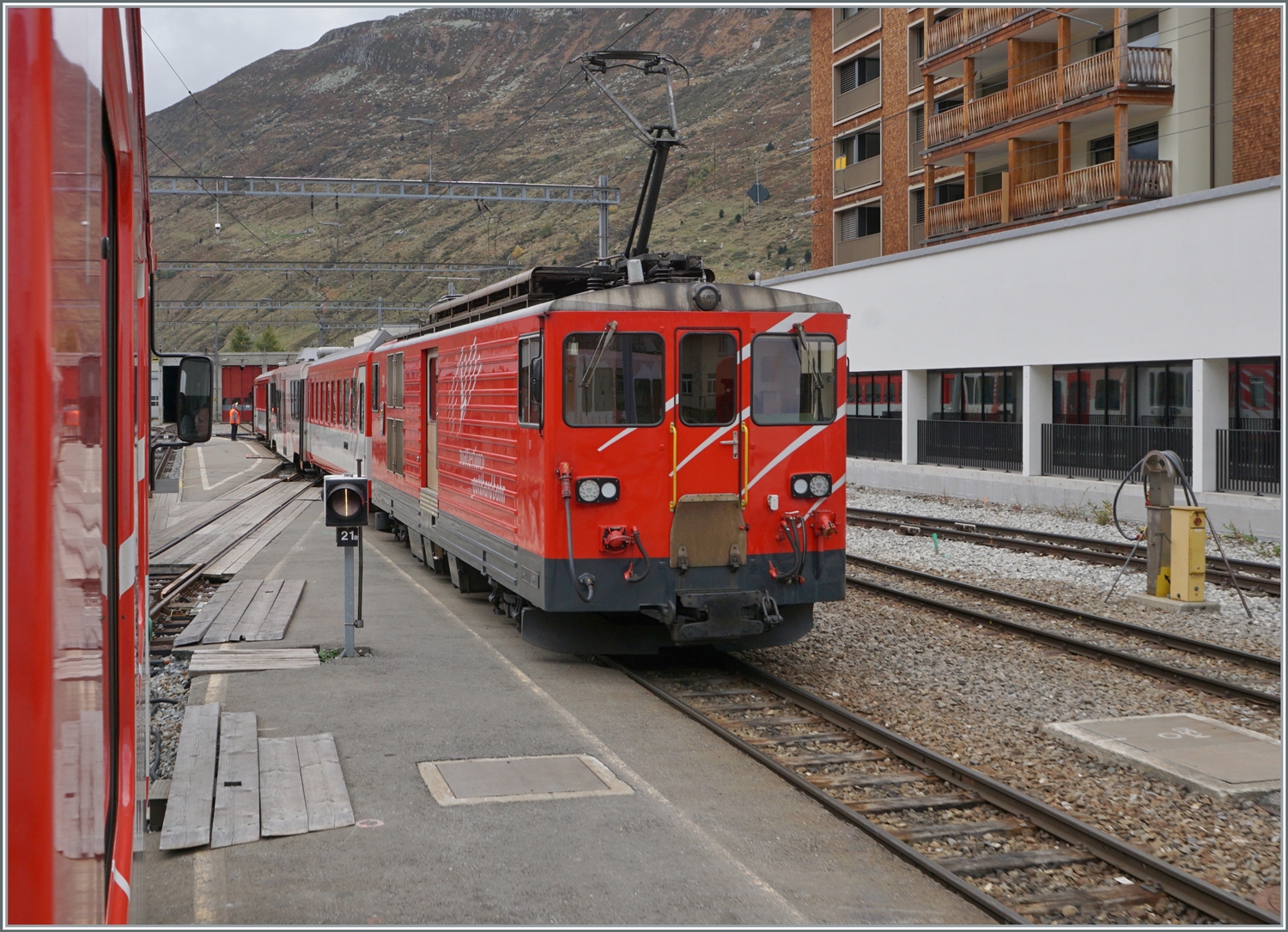 Ein Blick aus dem in Andermatt von Göschenen ankommenden Zug auf den Anschlusszug nach Oberwald -(SEV - Fiesch -Brig) mit dem Deh 4/4 91.

19. Oktober 2023