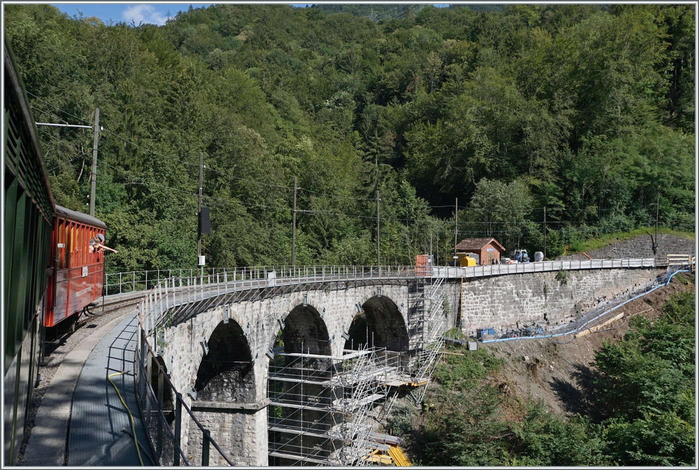 Ein Blick zurück, diesmal im wörtlichen Sinn zeigt bereits angelaufenen Baumassnahmen beim Baye de Clarens Viadukt der MOB.

5. August 2023    