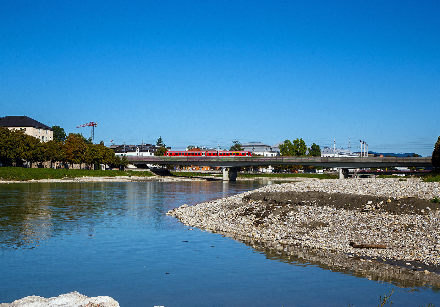Ein Dieseltriebzug der Baureihe 628.4 /928.4 der SüdOstBayernbahn (SOB) zum DB RegioNetz gehörend, überquert am 12.09.2022 in Salzburg die Salzach und erreicht bald, den Hauptbahnhof Salzburg.

Diese Dieseltriebzüge der BR 628.4 /928.4 der SüdOstBayernbahn (SOB) fahren als RB 45 die Verbindung Salzburg- Freilassing - Mühldorf (Oberbay) – teilweise bis Landshut. 
