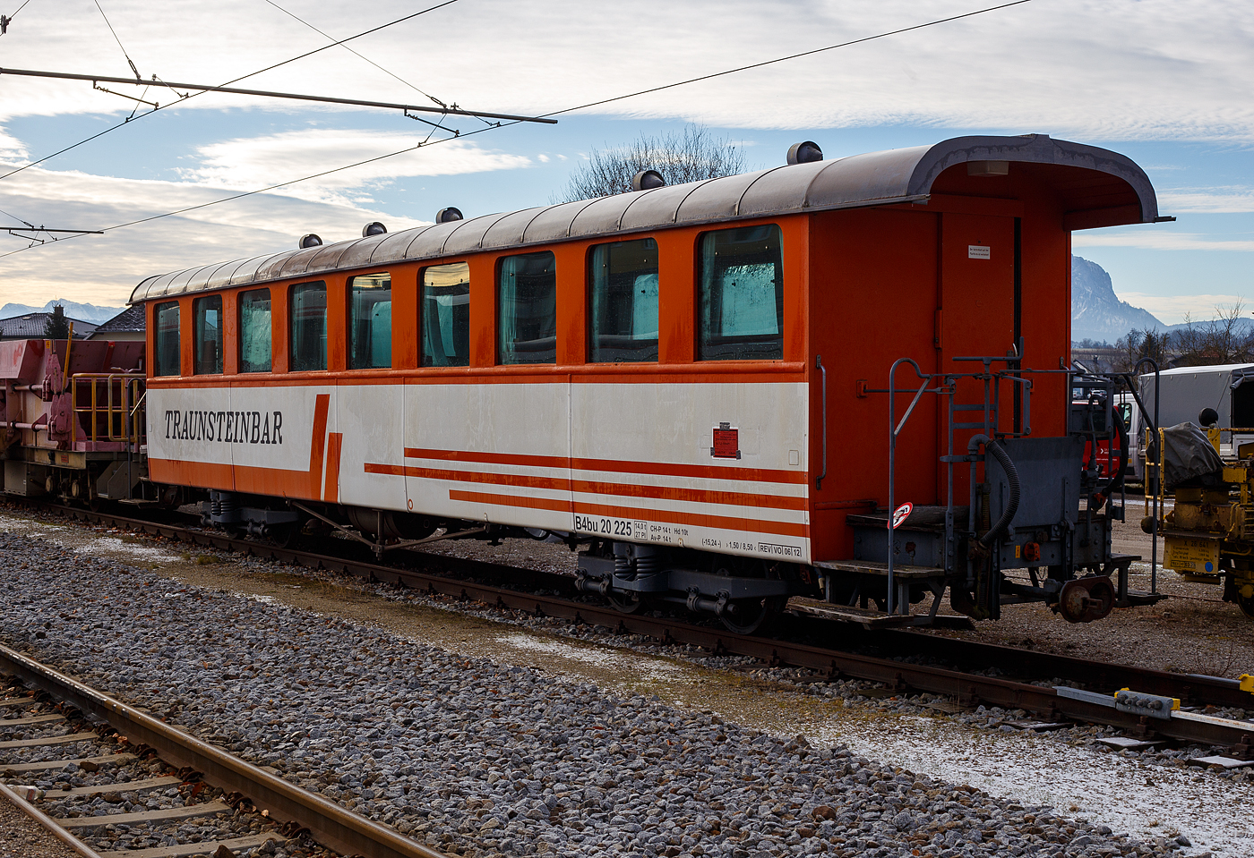 Ein ehemaliger Schweizer, der Buffetwagen mit zwei Plattformen B4bu 20.225 „Traunsteinbar“ der Stern & Hafferl Verkehrsgesellschaft m.b.H. (StH), Lokalbahn Gmunden–Vorchdorf, ist am 14 Januar 2025 beim Bahnhof Vorchdorf-Eggenberg abgestellt.

Der Wagen wurde 1919 von SIG - Schweizerischen Industrie-Gesellschaft in Neuhausen am Rheinfall gebaut und an die damalige Worblentalbahn als 3.Klasse Personenwagen der Gattung C4 WT 83 geliefert. Mit der Fusion 1927 mit der BWB zur Vereinigten Bern-Worb-Bahnen (heute Teil der RBS - Regionalbahn Bern–Solothurn) wurde aus dem Wagen der VBW 9. Im Jahr 1975 wurde er dann nach Österreich an die Stern & Hafferl Verkehrsgesellschaft m.b.H. verkauft.

TECHNISCHE DATEN:
Spurweite: 1.000 mm (Meterspur)
Achsanzahl: 4 (2´2´)
Länge: 15.240 mm
Drehzapfenabstand: 8.500 mm
Achsabstand im Drehgestell: 1.500 mm
Eigengewicht: 14.000 kg
Sitzplätze: 	27
