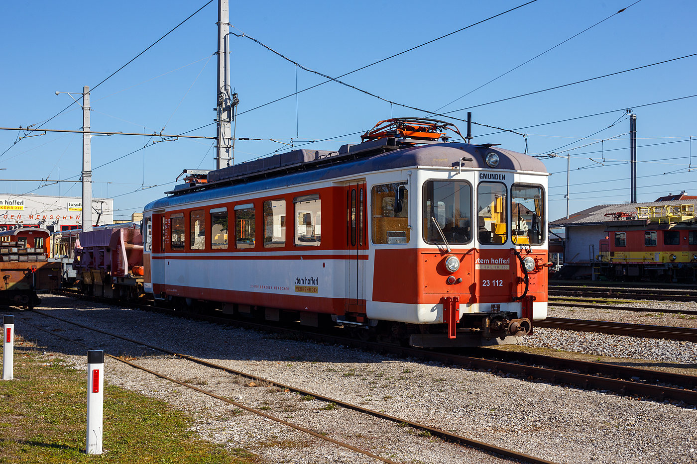 Ein ehemaliger Schweizer nun in Oberösterreich:
Der Schmalspur-Elektro-Triebwagen 23 112 ET B4 „Gmunden“ (Arbeitstriebwagen) der Stern & Hafferl Verkehrsgesellschaft m.b.H. (StH), Lokalbahn Gmunden–Vorchdorf, steht am 04 April 025 beim Bahnhof Vorchdorf-Eggenberg. Der ET ist der ehemalige Schweizer ET WSB Be 4/4 8 der Wynental- und Suhrentalbahn, wie der WSB Nr. 7, wurde dieser 1954 von der SWS (Schweizerische Wagons- und Aufzügefabrik AG in Schlieren-Zürich) gebaut. Die Elektrotriebwagen wurden 1998/99 nach Österreich an die Stern & Hafferl Verkehrsgesellschaft verkauft.

TECHNISCHE DATEN:
Spurweite: 1.000 mm (Meterspur)
Achsformel: Bo' Bo'
Länge: 17.150 mm
Drehzapfenabstand: 11.450 mm
Achsabstand im Drehgestell: 1.800 mm
Dienstgewicht: 28.000 kg
Dauerleistung: 376 kW
Raddurchmesser: 770 mm (neu)
Stromsystem: 750 V DC (=)
Stromübertragung: Oberleitung
Anzahl der Fahrmotoren: 4
Sitzplätze: 48

Die Lokalbahn Gmunden–Vorchdorf, ehemals Traunseebahn, ist eine meterspurige Lokalbahn in Oberösterreich. 2018 wurde die Strecke mit der Straßenbahn Gmunden verbunden. Seitdem verkehren die Züge unter dem Markennamen Traunseetram durchgehend zwischen Gmunden Bahnhof und dem Bahnhof Vorchdorf-Eggenberg.

Die Lokalbahn wird mit 750 Volt Gleichstrom betrieben. Sie befindet sich im Besitz der am 27. April 1912 gegründeten Lokalbahn Gmunden-Vorchdorf AG. Der Betrieb wird von Stern & Hafferl Verkehrsgesellschaft m.b.H. geführt, jenem Unternehmen, das für die Bauführung verantwortlich war und das im Rahmen der Linienplanung die Absicht verfolgte, in den von der Bahn berührten Ortschaften (sowie auch in Altaussee) elektrische Lichtanlagen einzuführen und zwei nächstgelegenen Wirtschaftsunternehmen auch Arbeitsstrom zur Verfügung zu stellen. 