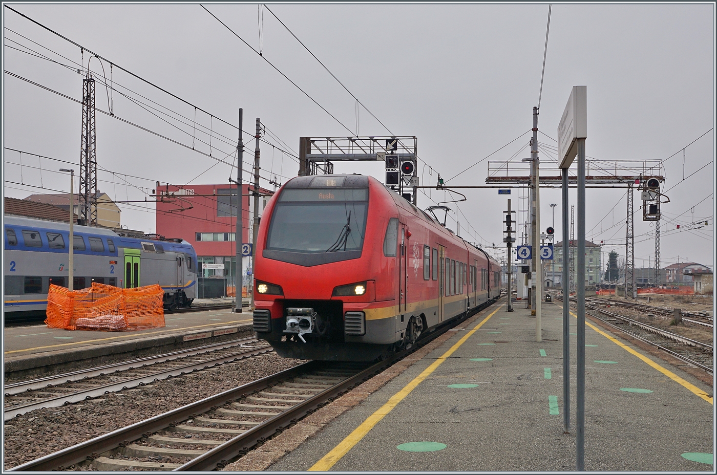 Ein FS Trenitlia BTR 813 (Flirt3) von Torino nach Aosta erreicht Chivasso. Hier findet ein Fahrtrichtungswechsel statt, die Umstellung vom elektrischen zum Dieselbetrieb wird auf der n�chsten Station, in Ivrea, vollzogen.

24. Feb 2023
