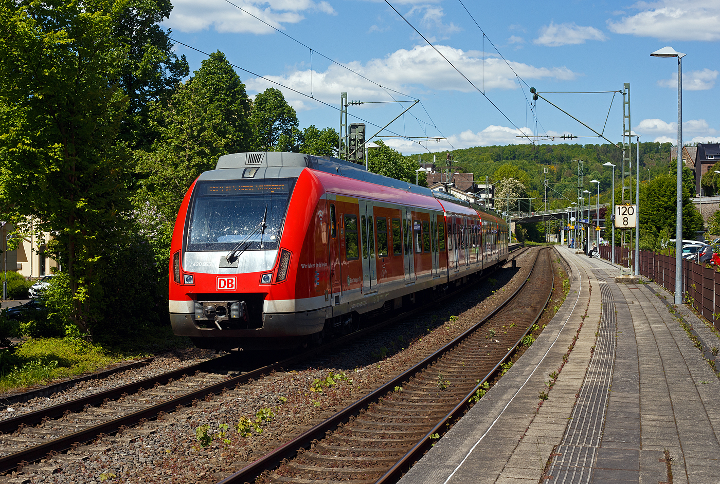 Ein Triebzug der BR 430 / 431 der S-Bahn Stuttgart wohl auf Werkstattfahrt...
Der vierteilige Elektrotriebzug 430 063 / 431 063 / 431 563 / 430 536 der S-Bahn Stuttgart (DB Regio AG - Baden-Württemberg) fährt am 09 Mai 2025 durch den Bahnhof Kirchen/Sieg in Richtung Köln.

Der Triebzug wurde 2012 von Bombardier Transportation GmbH in Hennigsdorf sowie in Aachen unter den Fabriknummern 26620 bis 26623 gebaut, die Abnahme durch die DB Regio AG - Region Baden-Württemberg (S-Bahn Stuttgart) erfolgte jedoch erst im Februar 2014. 

Nach ursprünglichen Planungen der Hersteller sollte die Baureihe 430/431 bis Juni 2012 eine Zulassung erhalten haben. Dieser Zeitplan konnte jedoch nicht eingehalten werden. Die Fahrzeuge der Baureihe 430/431 erhielten am 21. Februar 2013 vom Eisenbahn-Bundesamt wegen Problemen mit der Mehrfachsteuerung zunächst nur eine Zulassung für den Kurzzugbetrieb. Die Zulassung für Voll- und Langzüge erfolgte am 25. März 2013. Seit dem 8. April 2013 erfolgt die Abnahme durch DB Regio vom Hersteller Bombardier.

Der Einsatz der Baureihe 430 in Stuttgart sollte ursprünglich Ende 2012 beginnen und bundesweit der erste sein. Zum Beginn des Verkehrsvertrags am 1. Juni 2013 sollten dann alle 87 bestellten Fahrzeuge zur Verfügung stehen, letztlich war dies erst im Januar 2015 der Fall.
