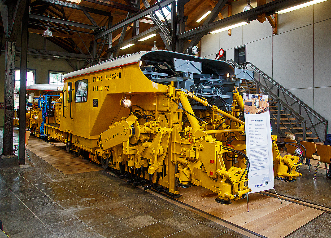 Ein weiterer großer Fortschritt war die Plasser & Theurer Duomatic VKR 06-32, dieser Typ war die erste Zweischwellen-Stopfmaschine der Welt, am 11.09.2022 in der Lokwelt Freilassing.

Die Stopfmaschine wurde 1966 von Plasser & Theurer in Linz unter der Fabriknummer 545 gebaut. 

Die Duomatic - Maschinen waren die ersten Maschinen der Welt, die mit einem Duomatic-Stopfaggregat ausgerüstet, zwei benachbarte Schwellen in einem Arbeitsgang unterstopfen konnten. Dieses System hatte geradezu eine revolutionierende Auswirkung auf die Mechanisierung der Gleiserhaltung, sowohl in wirtschaftlicher als auch in oberbautechnischer Hinsicht ausgeübt und damit den Weltmarkt erobert.

Es konnte erstmals auch bei sehr stark frequentierten Strecken durchgearbeitet werden, ohne dabei Zugverkehr zu behindern. Spitzenleistungen von über 1000 m/h wurden erreicht. Anlässlich der Leipziger Frühjahrsmesse wurde die Duomatic mit einer Goldmedaille für wissenschaftlich-technische Höchstleitungen ausgezeichnet.

TECHNISCHE DATEN:
Spurweite: 1.435 mm
Achsanzahl: 2
Achsfolge: 1A
Länge über Puffer: 9.500 mm
Gewicht: 24.000 kg
Höchstgeschwindigkeit: 45 km/h 
Arbeitsleistung: 800 m/h und mehr  