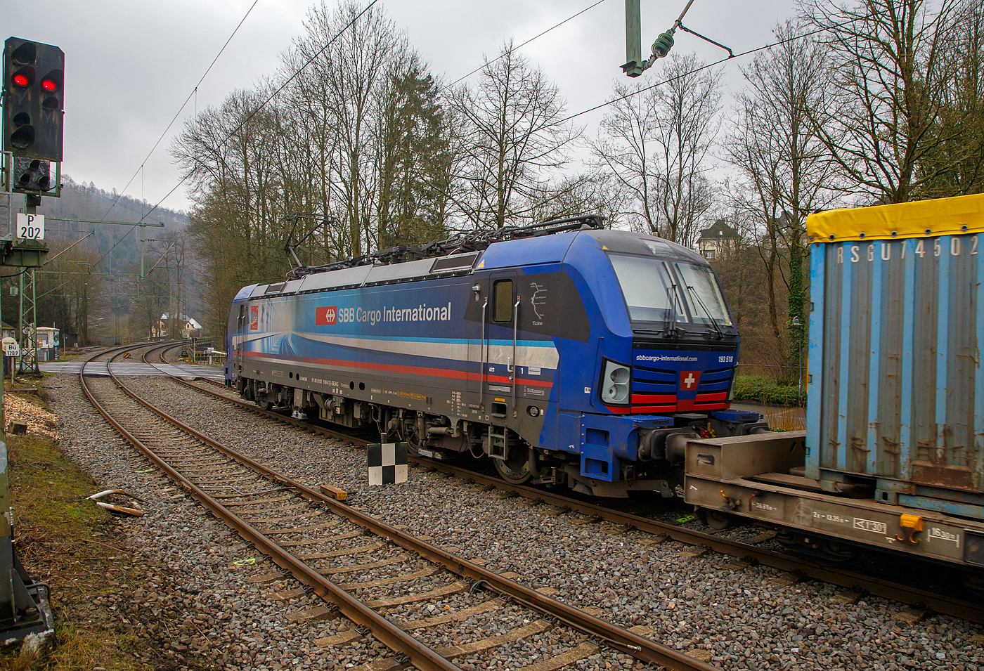 Eine deutsche Lok in Schweizer Diensten...
Die an die SBB Cargo International vermietete 193 518  Ticino  (91 80 6193 518-8 D-SIEAG) der SüdLeasing GmbH (Stuttgart, eingestellt in Deutschland durch Siemens) fährt am 23.02.2023, mit einem HUPAC KLV-Zug, durch Kirchen (Sieg) in Richtung Köln.

Die Siemens Vectron MS wurde 2019 von Siemens Mobilitiy in München-Allach unter der Fabriknummer 22700 gebaut. Eigentümer ist die SüdLeasing GmbH in Stuttgart (LBBW-Tochter) die 20 dieser Loks an die SBB Cargo International vermietet hat, eingestellt sind sie in Deutschland durch die Siemens Mobilitiy. Es besteht zudem eine Option für 20 weitere Fahrzeuge.

Diese Mehrsystem-Loks sind für den Einsatz auf dem Rhein-Alpen-Korridor vorgesehen und sind für den Betrieb in Deutschland, Österreich, Schweiz, Italien und den Niederlanden (DACHINL) ausgelegt. Sie verfügen über eine Leistung von 6,4 MW (160 km/h) und sind neben den nationalen Zugsicherungssystemen mit dem Europäischen Zugsicherungssystem (ETCS) ausgestattet.