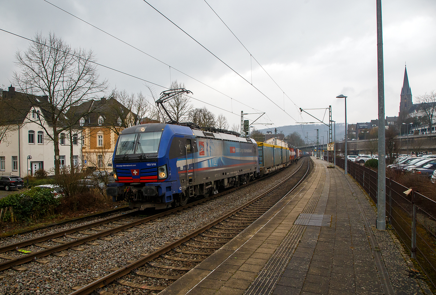 Eine deutsche Lok in Schweizer Diensten...
Die an die SBB Cargo International vermietete 193 518  Ticino  (91 80 6193 518-8 D-SIEAG) der SüdLeasing GmbH (Stuttgart, eingestellt in Deutschland durch Siemens) fährt am 23.02.2023, mit einem HUPAC KLV-Zug, durch Kirchen (Sieg) in Richtung Köln.

Die Siemens Vectron MS wurde 2019 von Siemens Mobilitiy in München-Allach unter der Fabriknummer 22700 gebaut. Eigentümer ist die SüdLeasing GmbH in Stuttgart (LBBW-Tochter) die 20 dieser Loks an die SBB Cargo International vermietet hat, eingestellt sind sie in Deutschland durch die Siemens Mobilitiy. Es besteht zudem eine Option für 20 weitere Fahrzeuge.

Diese Mehrsystem-Loks sind für den Einsatz auf dem Rhein-Alpen-Korridor vorgesehen und sind für den Betrieb in Deutschland, Österreich, Schweiz, Italien und den Niederlanden (DACHINL) ausgelegt. Sie verfügen über eine Leistung von 6,4 MW (160 km/h) und sind neben den nationalen Zugsicherungssystemen mit dem Europäischen Zugsicherungssystem (ETCS) ausgestattet.