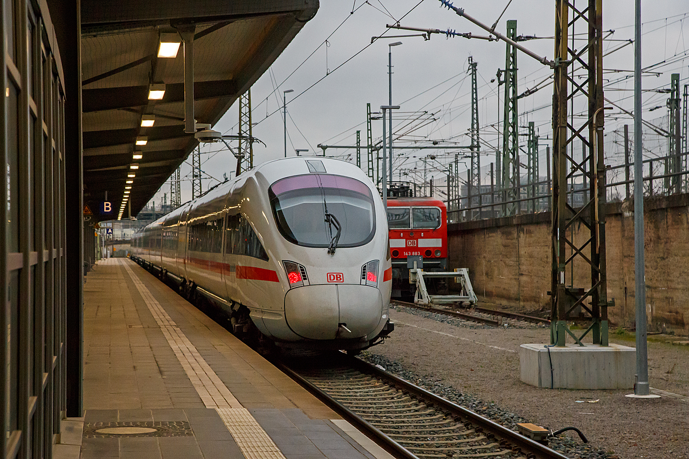 Er hatte uns zuvor sehr gut nach Dresden gebracht...
Der 7-teilige ICE T (BR 411) Tz 1115 „Coburg“ gekuppelt mit dem 5-teiligen ICE T (BR 415) Tz 1506g „Kassel“, verl�sst nun, als ICE 1556 (Dresden – Wiesbaden), wieder den Hauptbahnhof Dresden.
