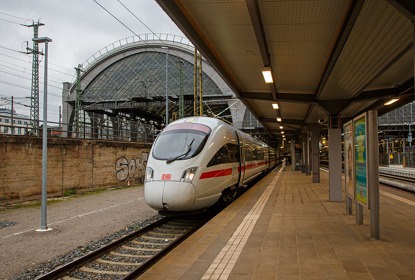 Er hatte uns zuvor sehr gut nach Dresden gebracht, aber durch eine Streckensperrung auf der Schnellfahrstrecke Erfurt – Leipzig mit �ber 30 Minuten Versp�tung. So wurde er nach unserem Aussteigen, gleich von den Fahrg�sten f�r die Gegenrichtung gest�rmt.  

Der 7-teilige ICE T (BR 411) Tz 1115 „Coburg“ gekuppelt mit dem 5-teiligen ICE T (BR 415) Tz 1506g „Kassel“, steht am 06.12.2022, als ICE 1556 (Dresden – Wiesbaden), im Hauptbahnhof Dresden zur Abfahrt bereit.