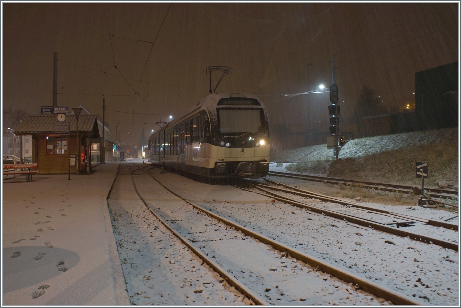 Es schneit. Davon unbeeindruckt wartet der CEV MVR ABeh 2/6 7508 in Blonay auf seinen nächsten Einsatz.

9. Januar 2024 
