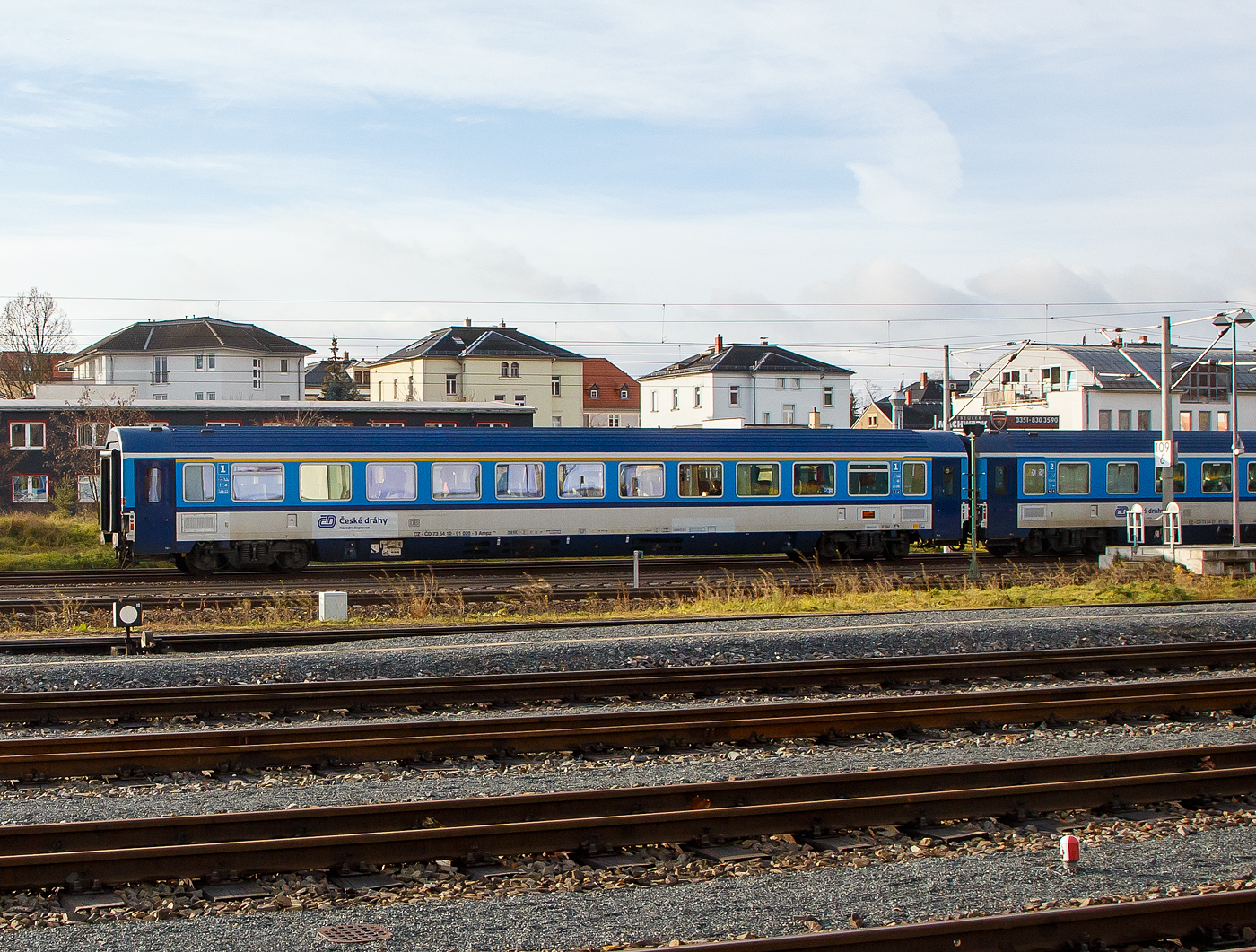 EuroCity Großraumwagen der 1. Klasse (Eurofima-Wagen) der ČD - České dráhy (Tschechische Bahnen), CZ- ČD 73 54 10-91 020-3 der Gattung Ampz 146 am 07.12.2022, eingereiht als Wagen 262 im EC 176 „Berliner“ (Praha hl.n. - Dresden - Berlin - Hamburg Altona), bei einer Durchfahrt in Radebeul Ost in Richtung Leipzig.

TECHNISCHE DATEN:
Länge über Puffer: 26.400 mm
Drehzapfenabstand: 19.000 mm
Leergewicht: 40,4 t
Höchstgeschwindigkeit: 200 km/h
Sitzplätze: 58
Toiletten: 2, geschlossenes System

Aufgrund des sich ausweitenden Reisezugverkehrs und der Notwendigkeit, Wagen mit einer zulässigen Höchstgeschwindigkeit von 200 Km/h vorzuhalten, beschafften die Tschechischen Eisenbahnen/České Dráhy ab dem Jahr 1999/2000 (Ampz 146 und Bmz 245 sowie WRmz 815) und noch einmal ab 2006 (Ampz 143, Bmz 241) in zwei Serien EuroCity-Reisezugwagen 1. und 2. Klasse und passende Speisewagen bei Siemens in Österreich. Das Wagenkonzept lehnte sich stark an die ab 1989 an die Österreichischen Bundesbahnen gelieferten druckdichten Reisezugwagen an, wurde jedoch in einigen Punkten technisch wie optisch verfeinert.

Für die 1. Klasse sah man ausschließlich Großraumwagen mit 2+1-Bestuhlung vor. Der Großraum wurde und wird durch eine Glastrennscheibe mit Durchgang geteilt. Diese Trennwand teilte auch bis 2007 den Raucher- vom Nichtraucherbereich. Die 2. Klasse wurde ausschließlich als Abteilwagen geliefert mit sechs Sitzplätzen in klassischer Manier pro Abteil. Beim Speisewagen wurde an einem Wagenende ein Bistrobereich vorgesehen, am anderen der Restaurantbereich. Im Bistrobereich fanden zunächst ein halbrunder Tisch mit Stühlen und Bistro-Stehtische Platz, die beim Umbau ab ca. 2013/14 gegen eine Theke ausgetauscht wurden.

Alle Wagen bekamen die laufruhigen SGP-300-Drehgestelle von Siemens, eine Mehrspannungsausrüstung zum grenzüberschreitenden Verkehr auch in Ländern mit abweichender Heizspannung. Die Aggregate am Unterboden wurden, wie bei den ÖBB-Pendants, mit einer Wanne geschlossen ausgeführt,  lediglich Transformator und Klimagerät sind offen zugänglich. Deren Ausführung weicht sowohl von der ursprünglichen ÖBB-Serie wie auch von der „Upgrade“-Version ab.

Die Wagen werden vornehmlich in EuroCity-Zügen von Hamburg und Kiel nach Prag verwendet, kommen jedoch auch im innertschechischen Verkehr zum Einsatz, darüber hinaus auch in Zügen in die Slowakei. Auch Aarhus in Dänemark, Binz auf Rügen, Stettin in Polen, Ljubljana in Slowenien sowie Linz, Wien und Budapest gehörten und gehören zu den Fahrzielen dieser Wagen.
