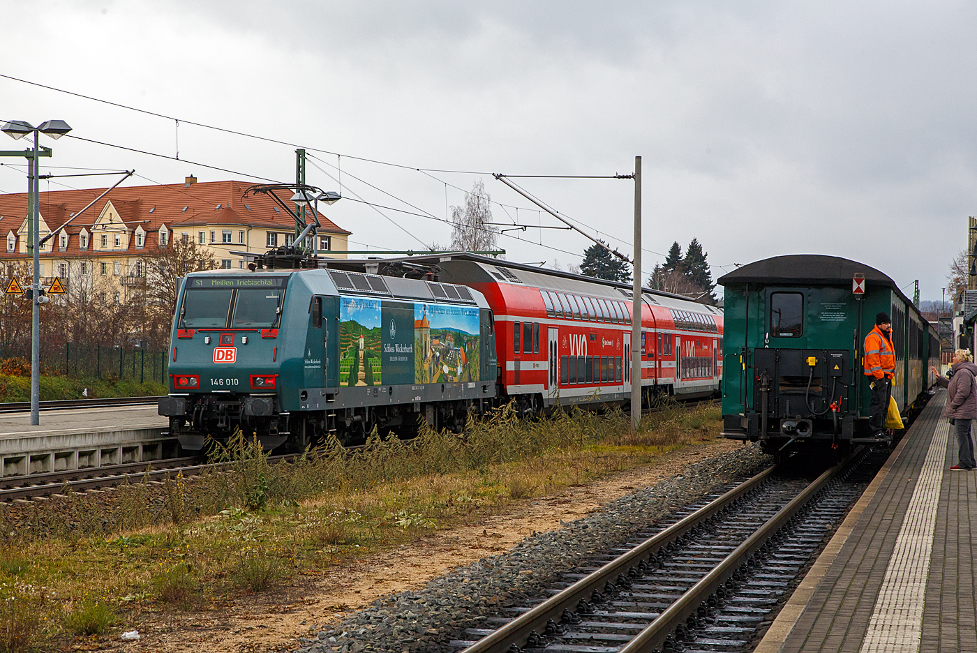 Farblich passte eigentlich die 146 010-4 (91 80 6146 010-4 D-DB), eine TRAXX P160 AC1 mit Werbung für das Sächsische Staatsweingut Schloss Wackerbarth, sehr gut rechts zu dem Lößnitzdackel-Zug. Nur müsste man sie erst einmal von Normalspur auf 750 mm Schmalspur umspuren.

Bahnhof Radebeul Ost am 07.12.2022:  Links schieb die 146 010 nun die S1 nach Meißen-Triebischtal der S-Bahn Dresden weiter in Richtung Meißen. Während rechts ein Wagenzug der SDG - Sächsische Dampfeisenbahngesellschaft mbH als Lößnitzgrundbahn steht, dieser fährt planmäßig ca. 30 Minuten später in Richtung Moritzburg.
