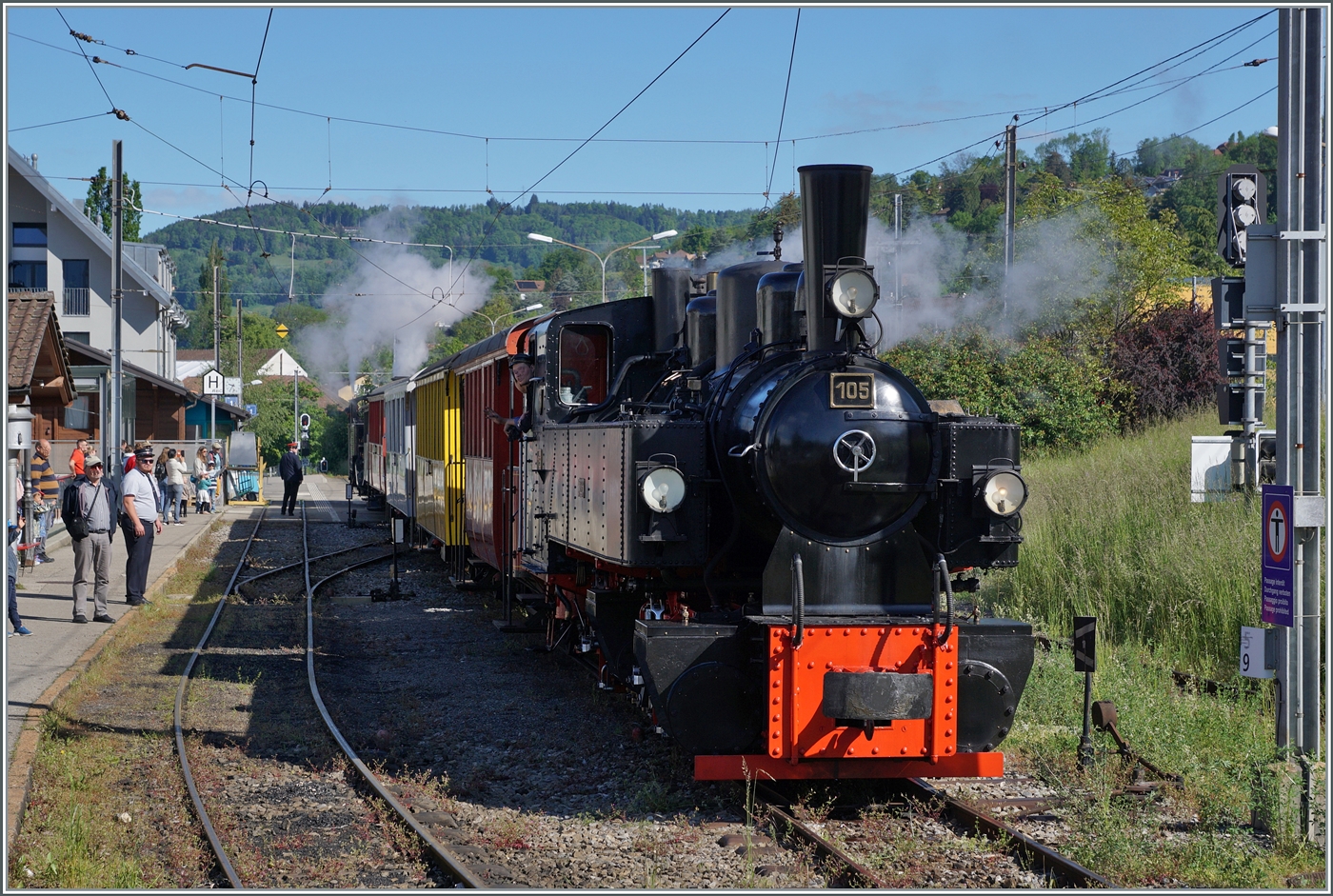 Festival Suisse de la vapeur 2024 / Schweizer Dampffestival 2024 der Blonay-Chamby Bahn -  Die beiden Blonay-Chamby Bahn Dampflokomotiven BFD HG 3/4 N° 3 an der Zugsspitze und die SEG G 2x 2/2 105 am Zugschluss sind in Blonay angekommen und werden in ein paar Minuten mit ihrem Extrazug nach Vevey weiterfahren. 

19. Mai 2024