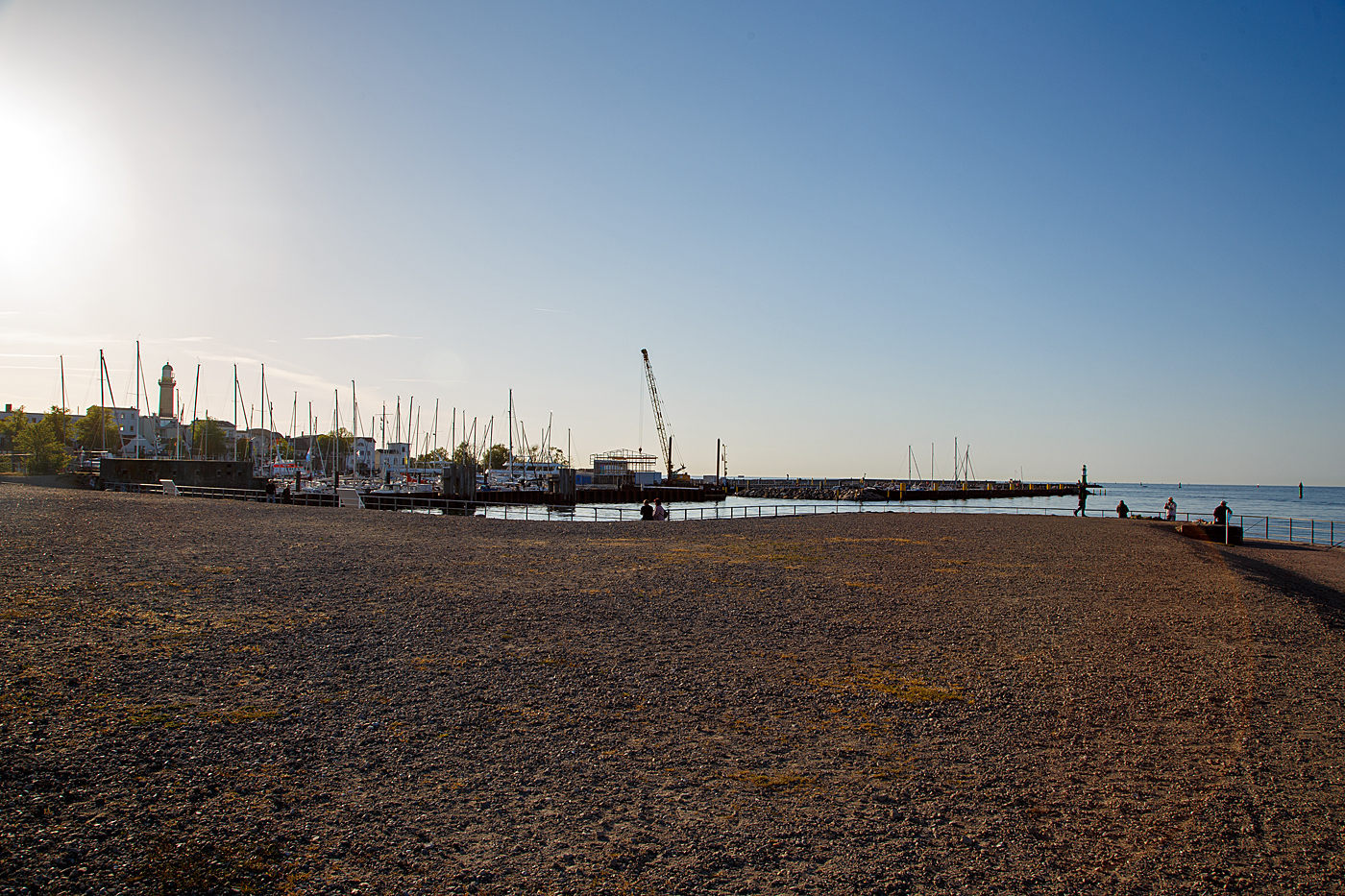 Früher reichten hier die Bahngleise bis ans Wasser, für den Trajekt Warnemünde–Gedser (zwischen Deutschland und Dänemark), hier am 15 Mai 2022 beim ehemaligen Fährhafen Warnemünde beim Bahnhof. Am 24. September 1995 wurde die Eisenbahnfährverbindung Warnemünde–Gedser eingestellt.

Für Bahnreisende von Berlin nach Kopenhagen hat sich seit der Schließung des Fährbahnhofs Warnemünde die Reisezeit deutlich verlängert. Als Alternativrouten bestehen weiterhin Fahrten über Hamburg, das saisonale Nachtzugpaar Berlin – Malmö über die Königslinie (Sassnitz). Der direkte Zug Berlin–Kopenhagen über die Vogelfluglinie ohne Umstieg in Hamburg (wurde im Dezember 2015 eingestellt. Zum 14. Dezember 2019 wurde dann auch die Eisenbahnfährverbindung auf der Vogelfluglinie aufgrund von Gleisarbeiten auf dänischer Seite im Zuge des Baus des Fehmarnbelttunnels eingestellt.

Bahnreisende von Rostock Hbf bzw. Nykøbing-Bhf erreichen mit Bussen die Fähranleger in Rostock bzw. Gedser.