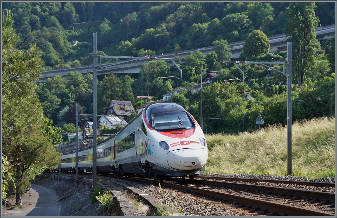 Gerade noch erwischt: der SBB RABe 503 018 in der hübschen Dreiländer Lackierung als Leermaterialzug in der Nähe des Château de Chillon auf dem Weg nach Lausanne. 

16. Juni 2023