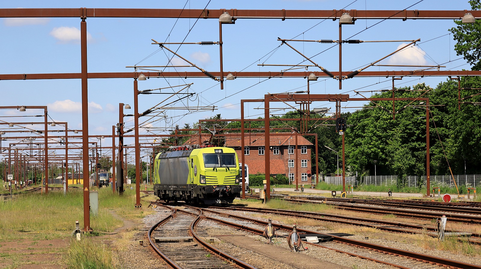 Hector 193 411-6 REV/MMAL/14.11.23 wartet darauf ihren Zug übernehmen zu können. Padborg/DK 20.05.2024