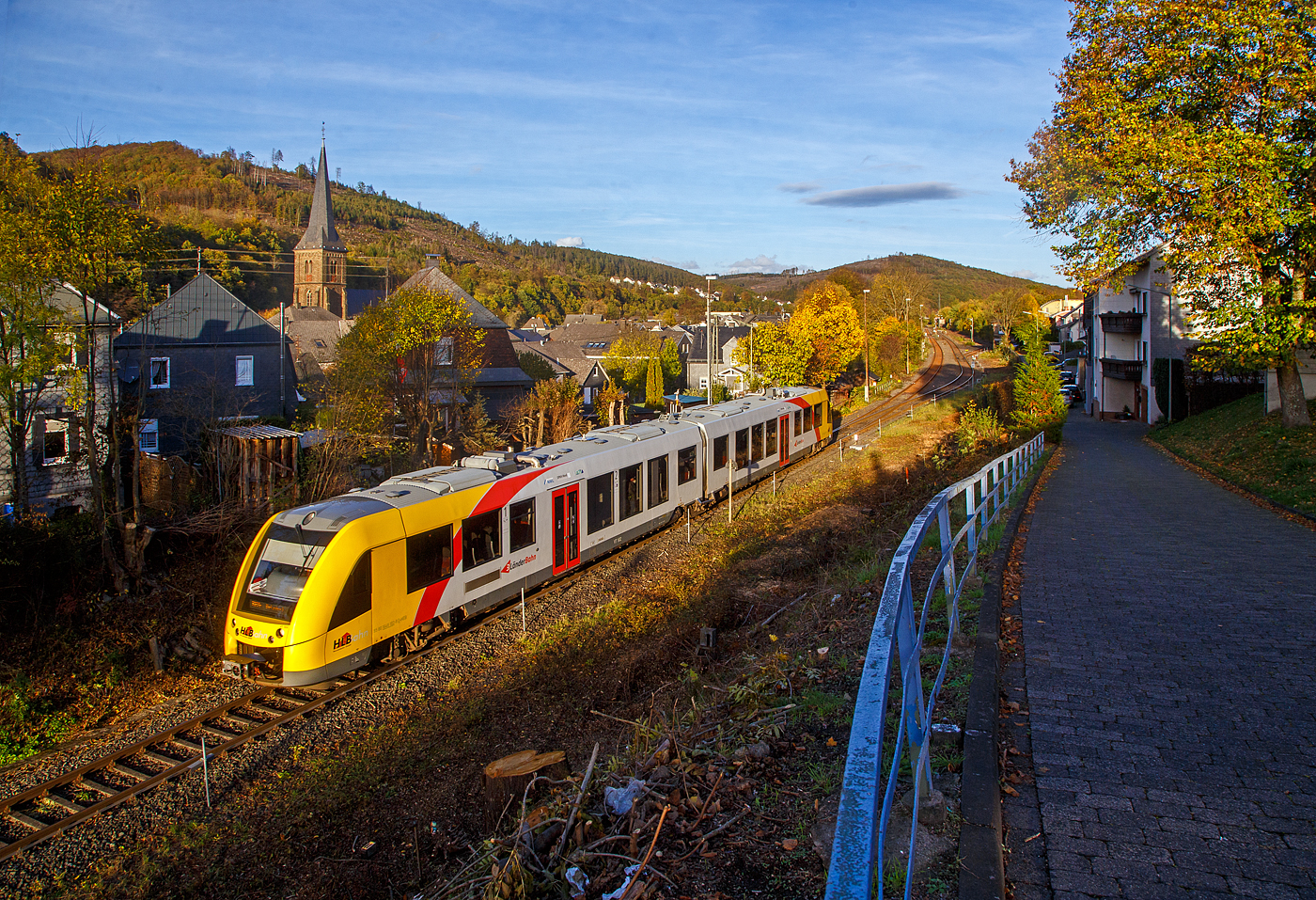 Heute Morgen bis zum Nachmittag sah es noch nicht danach aus, aber ab dem späten Nachmittag war Indian Summer.....
Zudem wurde in Herdorf an der Strecke der Hellertalbahn (KBS 462), zwischen dem Einfahrtsignal aus Betzdorf kommend und dem Bahnhof, großzügig freigeschneiten und Bäume gefällt. So ist nun eine neue Fotostelle entstanden. Was jetzt noch fehlt wären besondere Züge, wie früher in den 70/80er Jahren der TEE VT 11.5 (Baureihe 601). So muss mit der HLB vorlieb nehmen.

Hier verlässt der VT 502 (95 80 1648 102-9 D-HEB / 95 80 1648 602-8 D-HEB) ein Alstom Coradia LINT 41 der neuen Generation der HLB (Hessische Landesbahn GmbH) am 25.10.2022 den Bahnhof Herdorf und fährt als RB 96  Hellertalbahn  (Dillenburg – Haiger - Neunkirchen - Herdorf – Betzdorf) weiter in Richtung Betzdorf (Sieg).
