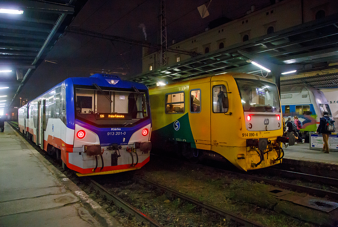 Hier ein Vergleich der Umbauten aus der BR 810 “Chc�p�k” (Brotb�chse), zwischen den BR 813/913 und der BR 814/914.....

Bahnhof Praha Masarykovo n�dra�� (Prag Masarykbahnhof) am 23.11.2022: 
Links der VT 813 201-1 / 913 201-0 „Kl�rka“ (Klara) (CZ-K�C 95 54 5 813 201-1 / CZ-K�C 95 54 5 913 201-0) der K�C Doprava (Klub �elezničn�ch cestovatelů) als S 34 Praha Masarykovo n�dra�� – Praha-Čakovice f�r die S-Bahn Prag (Esko Praha).

Und rechts der ČD  RegioNova  813 090-7 / 914 090-6 (CZ-ČD 95 54 5 814 090-7 / CZ-ČD 95 54 5 914 090-6).
