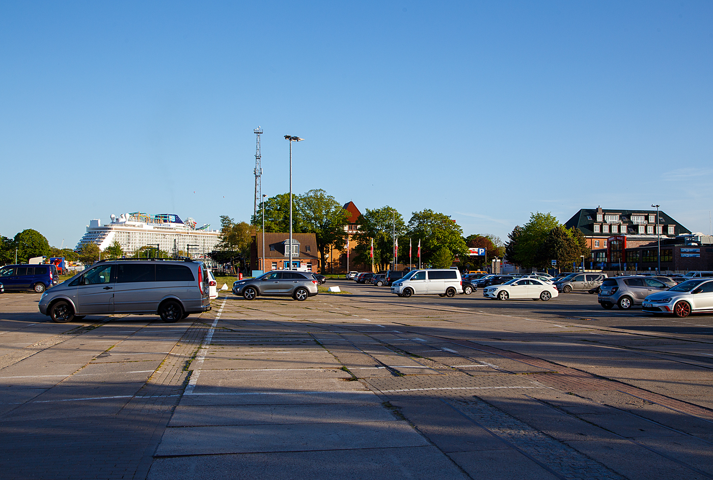 Hier sieht man noch die letzten Gleisreste vom Bahnhof Warnemünde (im Hintergrund) zum Fährhafen Warnemünde für den Trajekt Warnemünde–Gedser (zwischen Deutschland und Dänemark), heute ist hier ein Parkplatz, , hier am 15 Mai 2022. Am 24. September 1995 wurde die Eisenbahnfährverbindung Warnemünde–Gedser eingestellt.

Für Bahnreisende von Berlin nach Kopenhagen hat sich seit der Schließung des Fährbahnhofs Warnemünde die Reisezeit deutlich verlängert. Als Alternativrouten bestehen weiterhin Fahrten über Hamburg, das saisonale Nachtzugpaar Berlin – Malmö über die Königslinie (Sassnitz). Der direkte Zug Berlin–Kopenhagen über die Vogelfluglinie ohne Umstieg in Hamburg (wurde im Dezember 2015 eingestellt. Zum 14. Dezember 2019 wurde dann auch die Eisenbahnfährverbindung auf der Vogelfluglinie aufgrund von Gleisarbeiten auf dänischer Seite im Zuge des Baus des Fehmarnbelttunnels eingestellt.

Bahnreisende von Rostock Hbf bzw. Nykøbing-Bhf erreichen mit Bussen die Fähranleger in Rostock bzw. Gedser.
