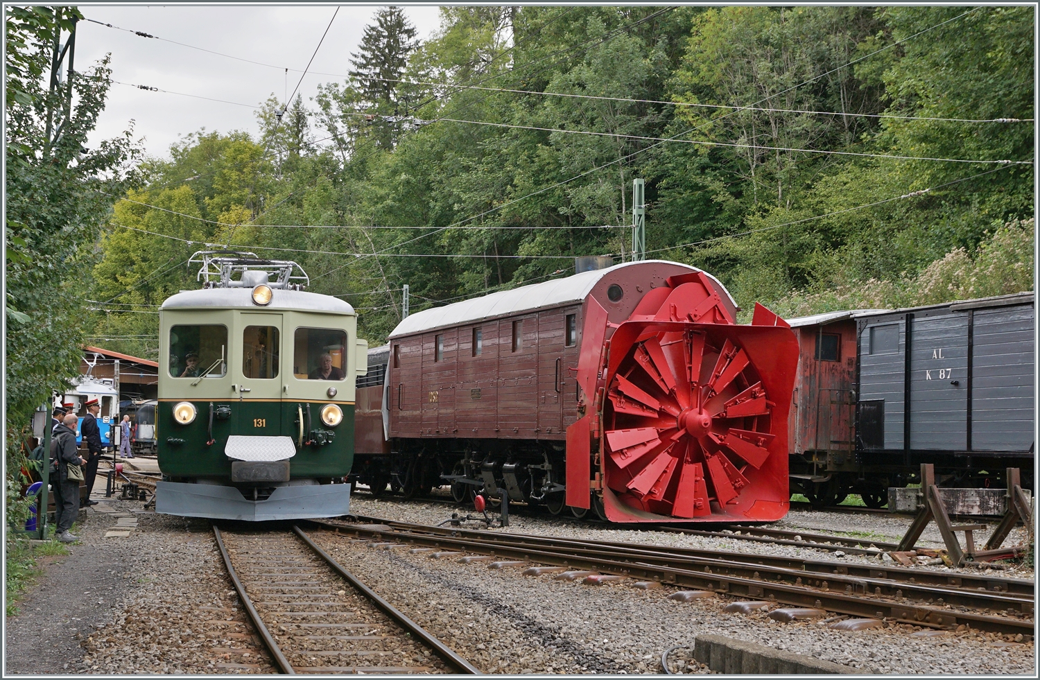 Il était une fois... les années 40 / Es war einmal: die 40er Jahre - Zu Gast war der zum Thema perfekt passende GFM Ce 4/4 131 von GFM Historique. Der Ce 4/4 131 zeigt sich hier neben der RhB Xrot d 1056 und einem A-L Güterwagen im Hintergrund in Chaulin. 

10. Sept. 2022
