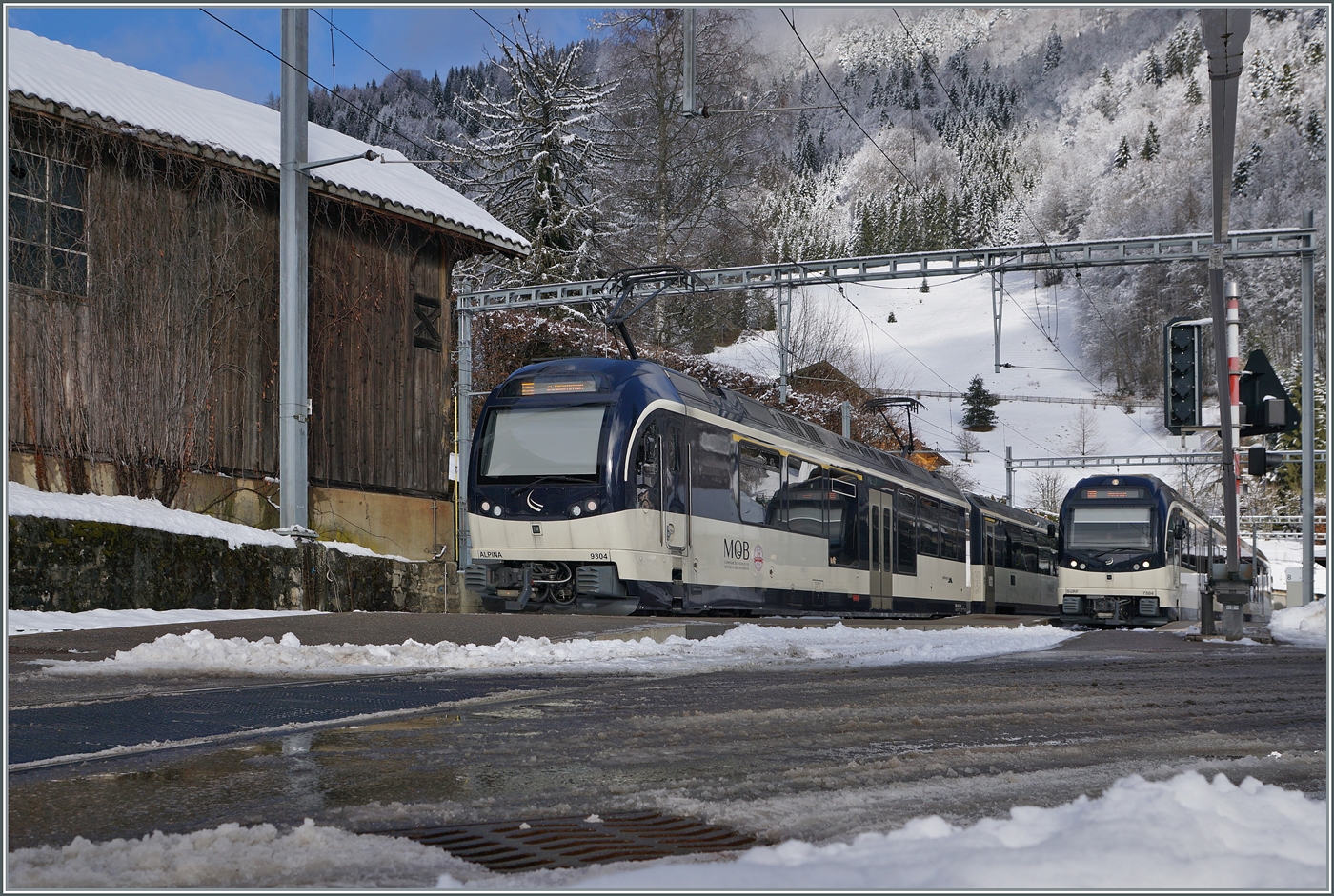 Im Bahnhof von Les Avants fährt der MOB ABe 4/4 9304  Alpina  mit seinem Regionalzug nach Zweisimmen aus, während der CEV MVR SURF ABeh 2/6 7504  Vevey  auf die Abfahrt als R 34 nach Montreux wartet.

3. Jan. 2025
