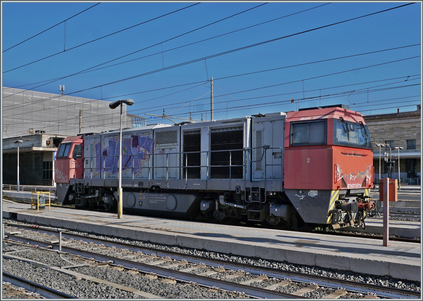 Im Bahnhof von Roma Termin steht die G 2000 Diesellok mit der Nummer x8 83 2200 015-1 I-DPO. 

30. Sept. 2025 