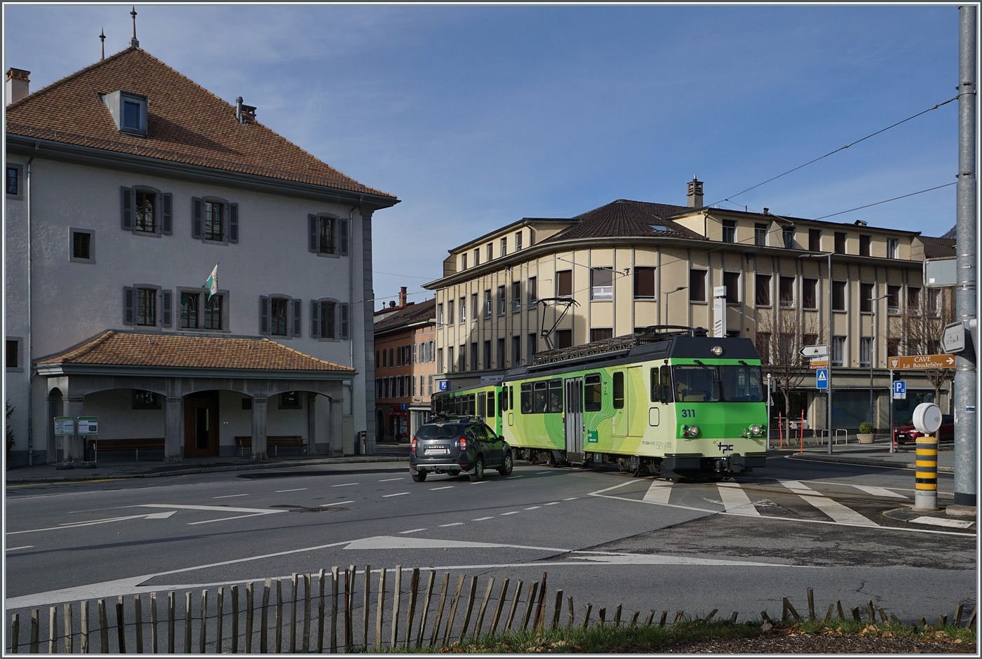 Immer wieder heikel: die Ortsdurchfahrt der A-L in Aigle. Der TPC A-L BDeh 4/4 311 mit Bt ist auf der Fahrt nach Leysin und erreicht unmittelbar nach der Kreuzung den Halt Aigle Marché. 

4. Jan. 2024