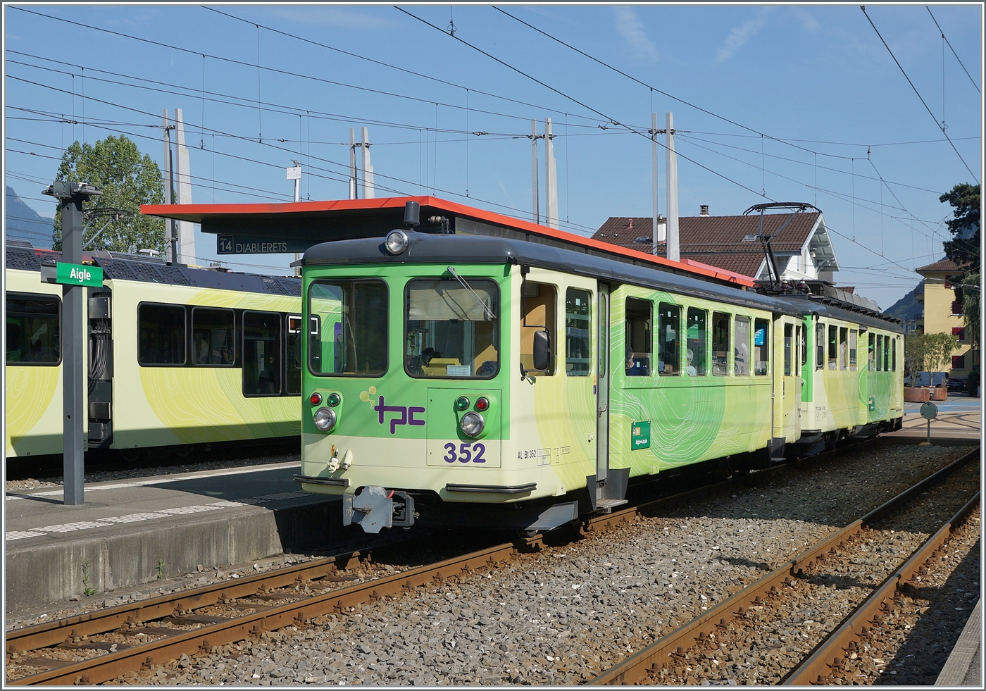 In Aigle steht der TPC A-L Bt 362 mit dem Triebwagen BDeh 4/4 301. 

27. Juli 2024