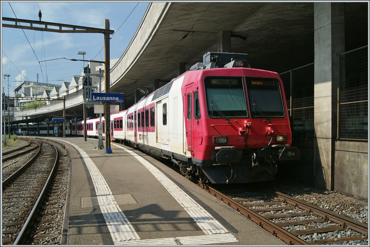 In Lastrichtung werden einige Züge der R9 Lausanne - Kerzers jeweils mit einem zweiten Domino Einheit verstärkt, die dann bis (bzw. ab) Payerne verkehrt. An der Spitze dieses R9 mit zwei Dominos zeigt sich der SBB RBDe 560 385 (RBDe 560 DO 94 85 7 560 385-7 CH-SBB) welcher weiterhin in den TRAVYS Farben für Abwechslung sorgt. 

30. Juli 2024