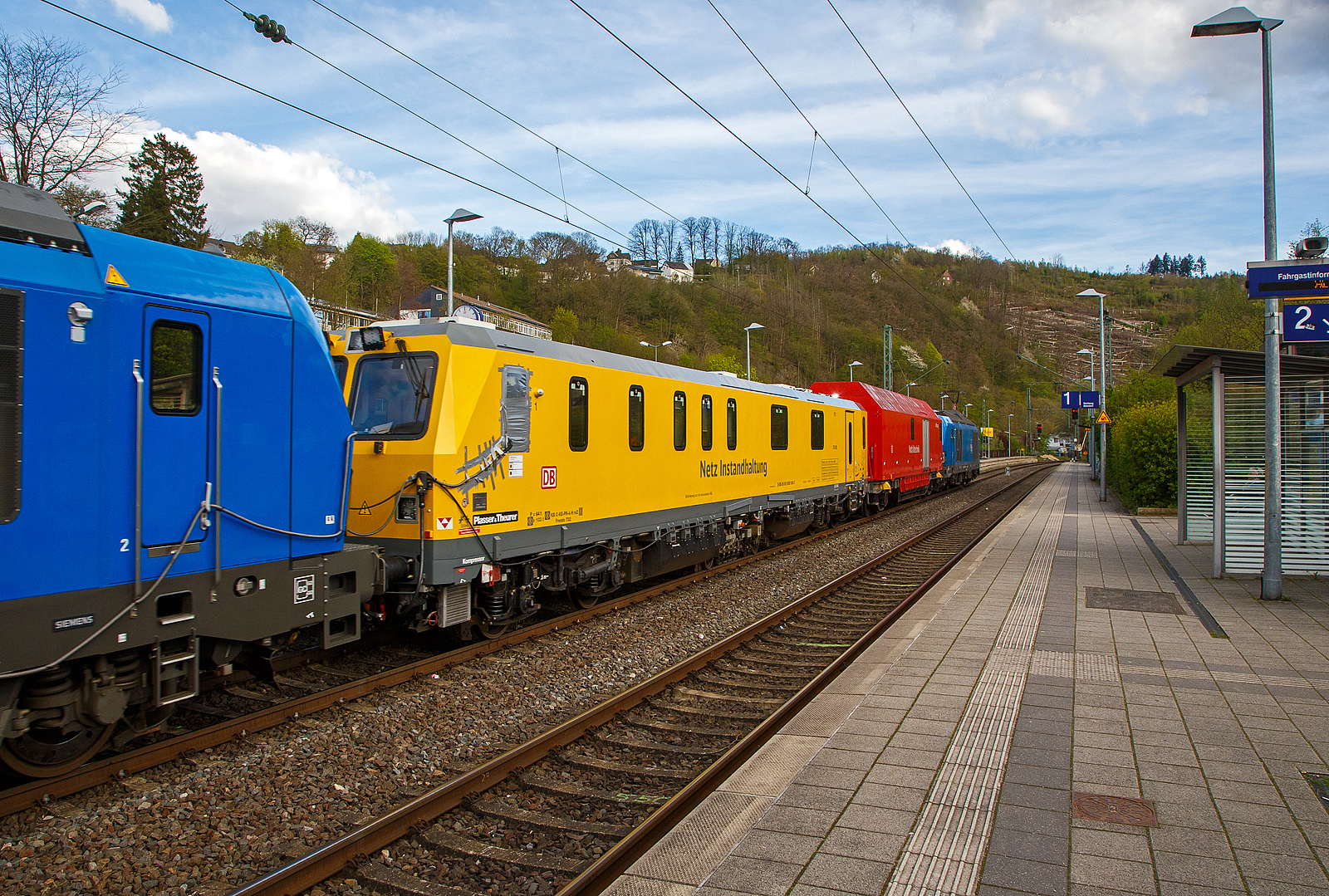 In einer ungew�hnlichen Komposition (im Sandwich zweier SIEMENS Vectron Dual Mode der PRESS) f�hrt ein Schienenpr�fzug (SPZ 3), auf Pr�ffahrt (der Messwagen ist auf die Schiene absenkt) am 30.04.2023 durch den Bahnhof Kirchen an der Sieg in Richtung Siegen.

Hier im Detail der Messwagen SPZ-STW (STW steht f�r Steuerwagen) 720 301(99 80 9360 006-7 D-DB) der DB Netz AG (Netz Instandhaltung/Fahrwegmessung). 