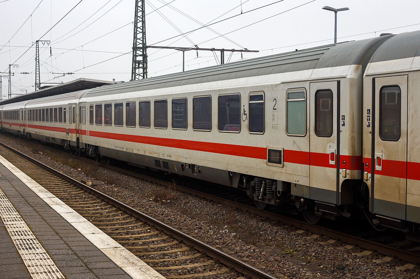 Klimatisierter modernisierte zweite Klasse InterCity-Großraumwagen, D-DB 61 80 29-91 303-4, der Gattung Bpmmbz 285.3, der DB Fernverkehr AG, eingereiht im Zugverband als Wagen Nr. 28 in den IC 146 (Berlin – Amsterdam), am 21 Januar 2025 im Bahnhof Rheine.

Der Wagen ist aus einer Nachfolgeserie der Eurofima-Wagen, er wurde 1986 von LHB - Linke-Hofmann-Busch in Salzgitter-Watenstedt gebaut und als 61 80 29-94 029-2 Bpmbz 293.6 an die Deutsche Bundesbahn (DB) ausgeliefert, zuletzt wurde er 2015/16 modernisiert. Der Wagen ist für eine Höchstgeschwindigkeit von 200 km/h (RIC) zugelassen.

TECHNISCHE DATEN:
Spurweite: 1.435 mm (Normalspur)
Länge über Puffer: 26.400 mm
Wagenkastenlänge: 26.100 mm
Wagenkastenbreite: 2.825 mm
Höhe über Schienenoberkante: 4.050 mm
Drehzapfenabstand: 19.000 mm
Achsstand im Drehgestell: 2.500 mm
Drehgestellbauart: Minden-Deutz 523
Leergewicht: 44 t
Höchstgeschwindigkeit: 200 km/h
Sitzplätze: 69 (in der 2. Klasse), Platz 21 und 24 für Behinderte
Abteile: 1 (Großraum)
Toiletten: 2, geschlossenes System, davon 1 behindertengerecht
Bremse: KE-GPR-Mg (D) [ep] [NBÜ]